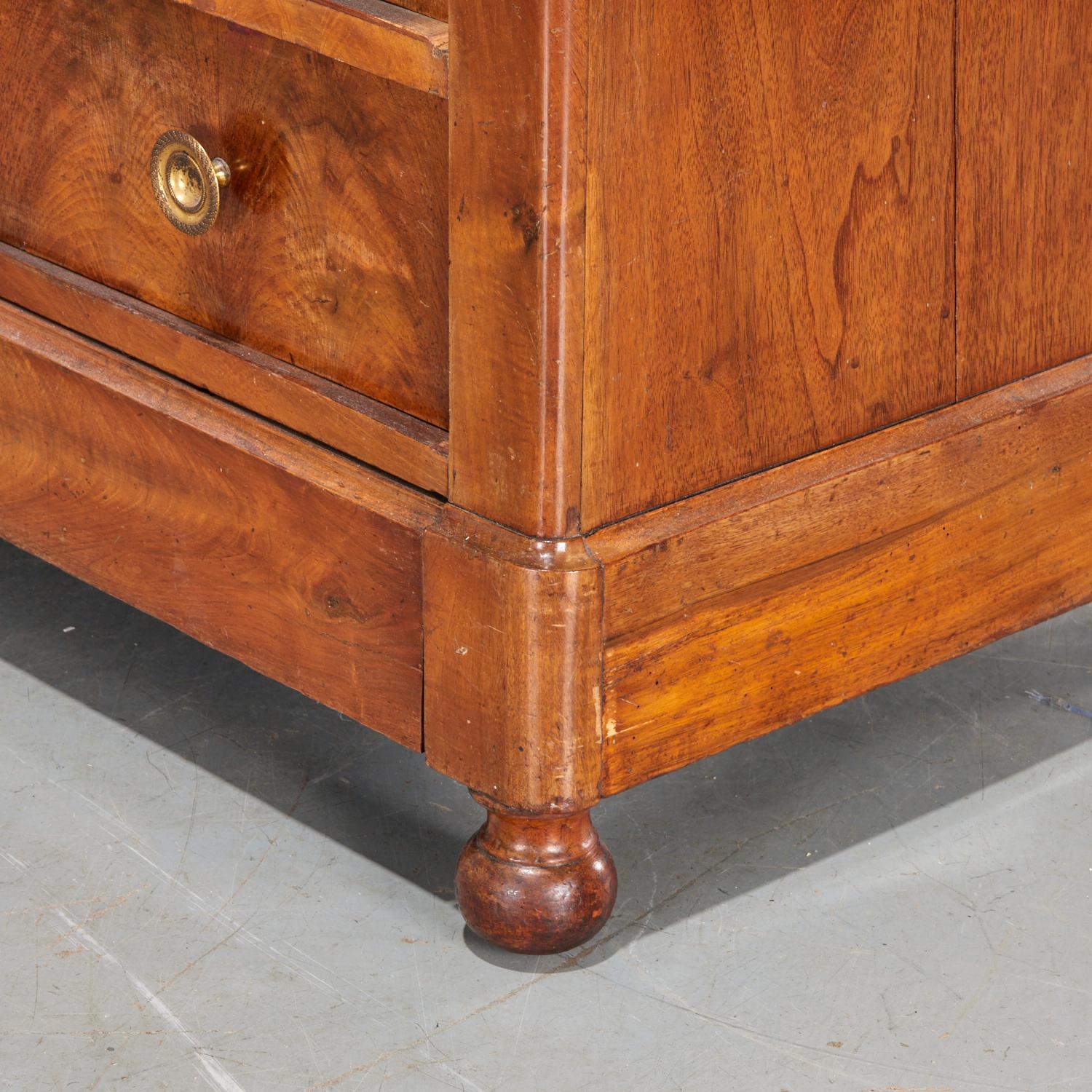 Metà XIX secolo A.I.C. Philipp, Commode in noce con piano in marmo del XIX secolo - Collection'S Iris Apfel in vendita