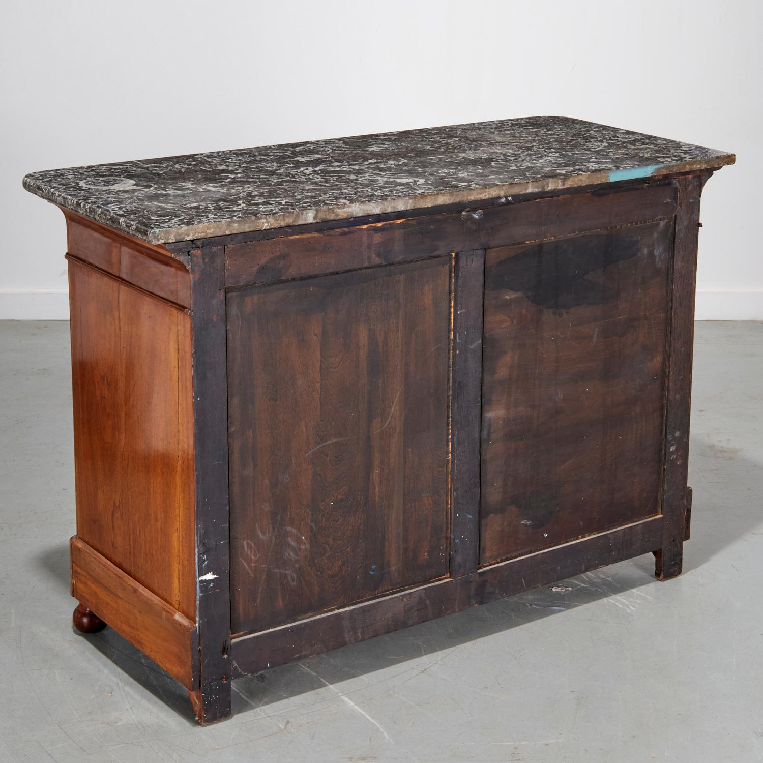 Bronzo A.I.C. Philipp, Commode in noce con piano in marmo del XIX secolo - Collection'S Iris Apfel in vendita