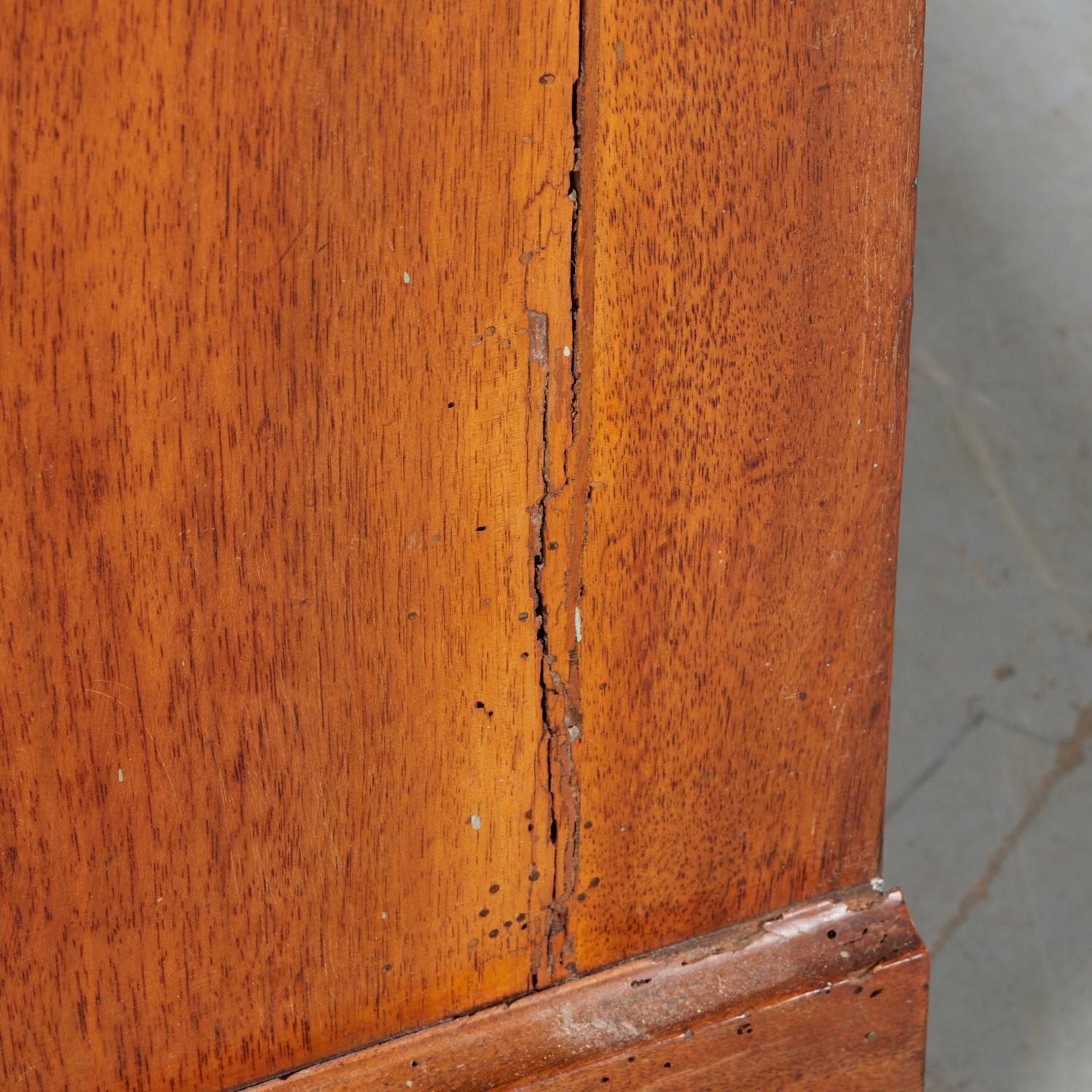 A.I.C. Philipp, Commode in noce con piano in marmo del XIX secolo - Collection'S Iris Apfel in vendita 1