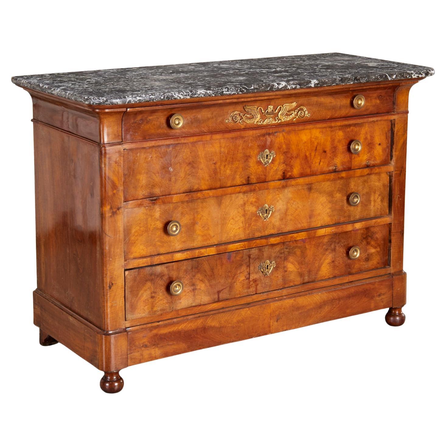 A.I.C. Philipp, Commode in noce con piano in marmo del XIX secolo - Collection'S Iris Apfel in vendita