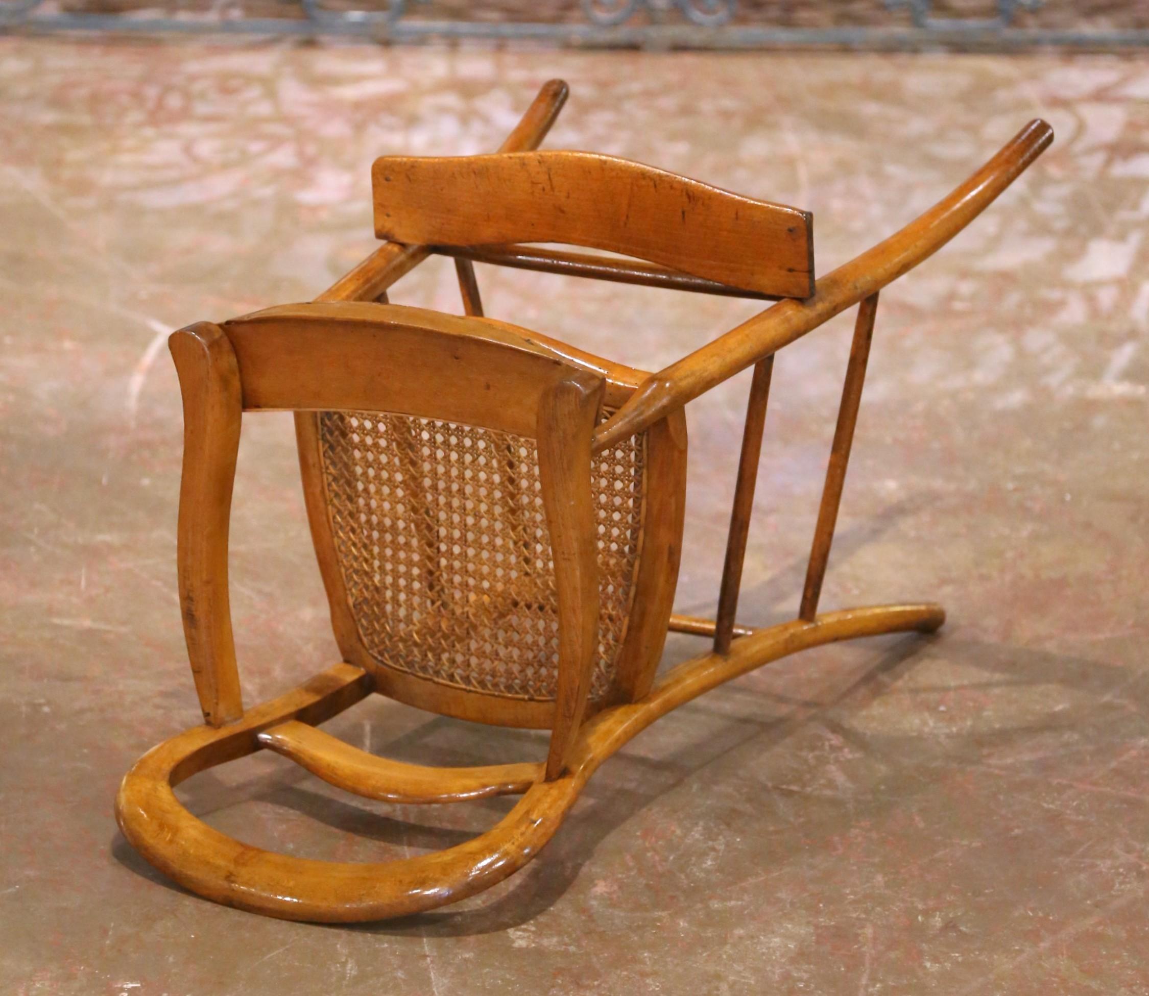 Silla alta francesa Louis Philippe del s. XIX, de nogal y cañizo, con bandeja abatible en venta 2