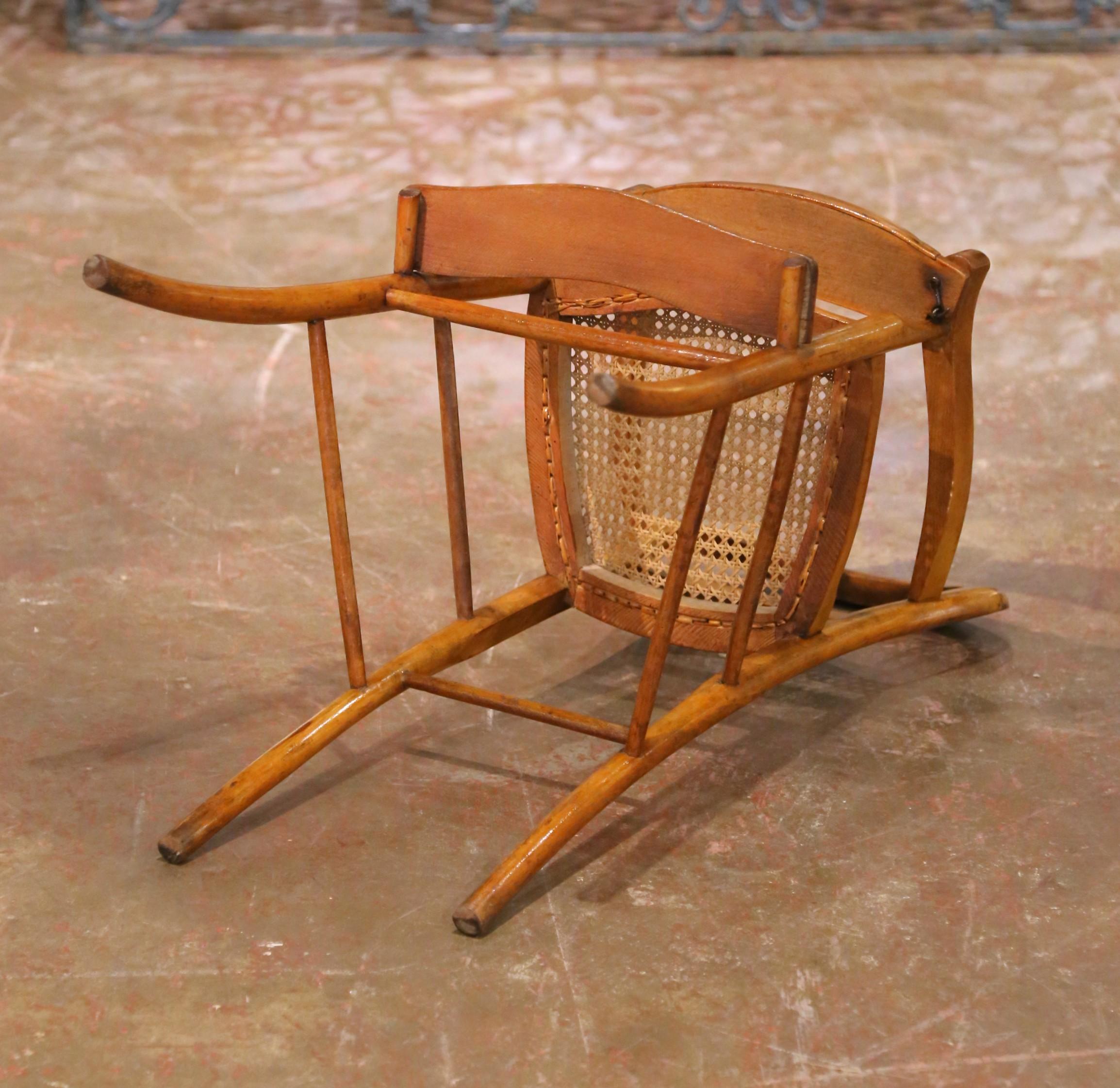Silla alta francesa Louis Philippe del s. XIX, de nogal y cañizo, con bandeja abatible en venta 4