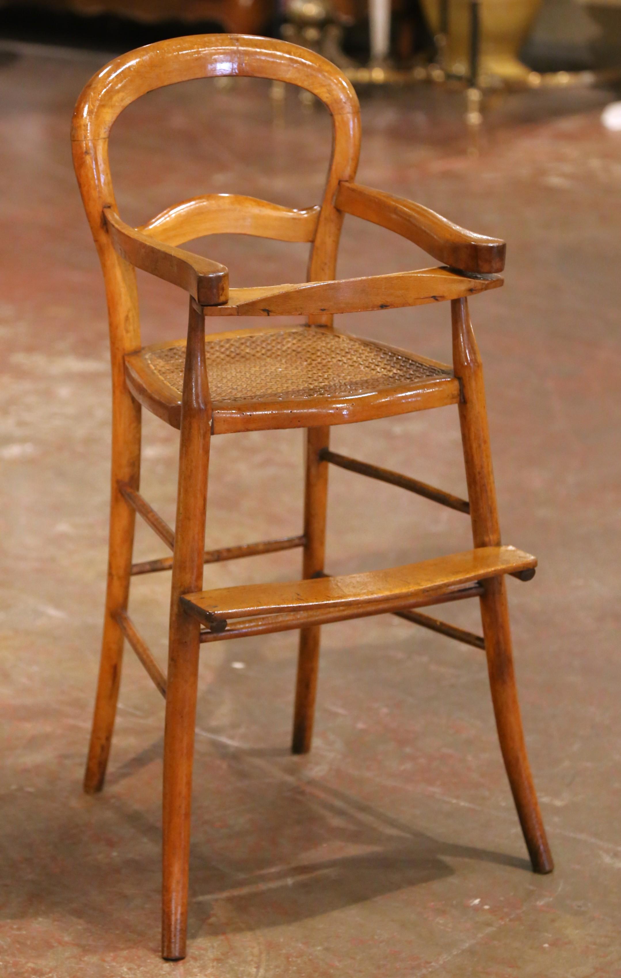 Fabricada en Francia hacia 1880, esta encantadora trona de nogal refleja la discreta elegancia del estilo Louis Philippe. El armazón presenta una elegante forma de madera curvada, con una barra de cresta redondeada y brazos suavemente acampanados