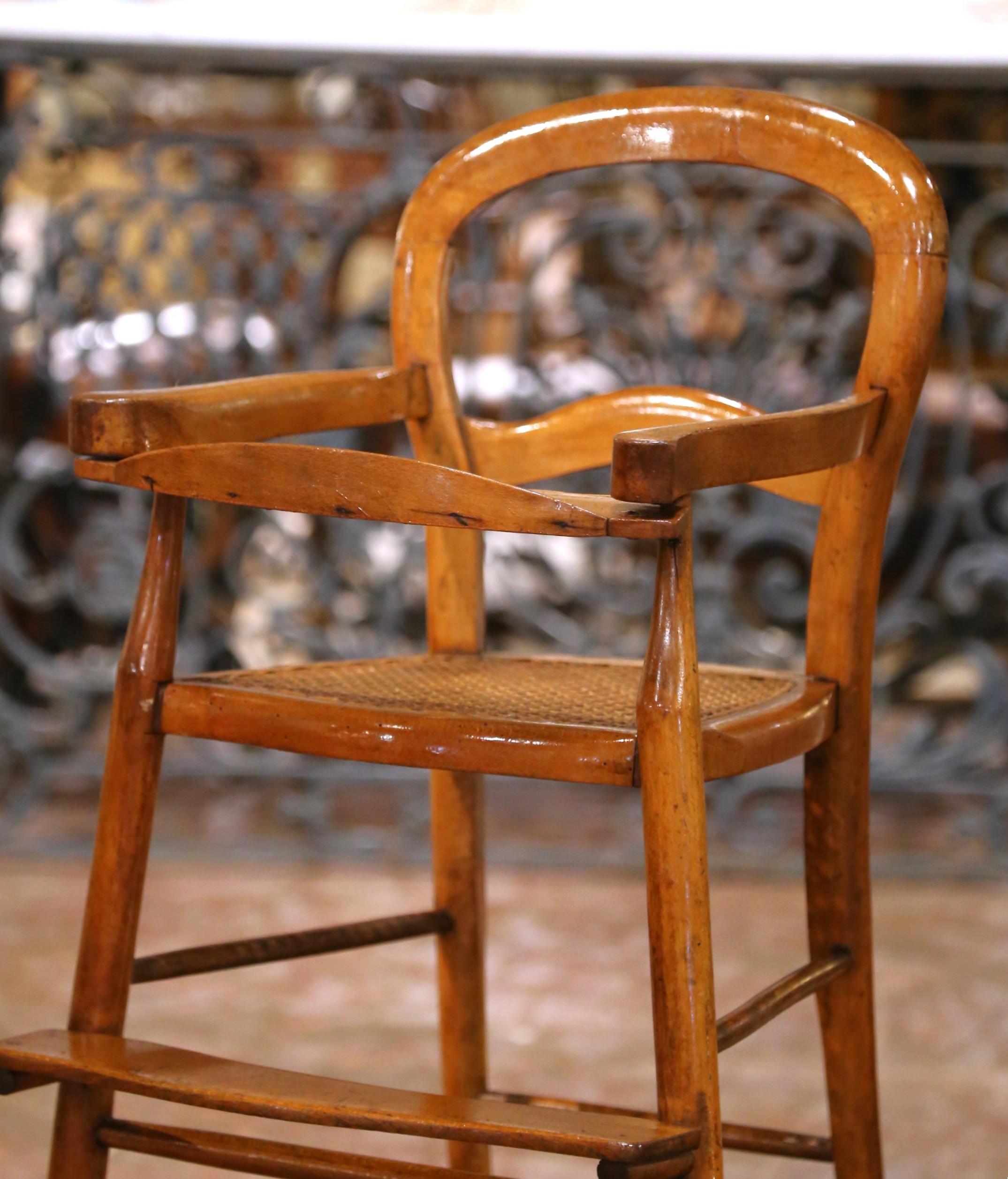 Silla alta francesa Louis Philippe del s. XIX, de nogal y cañizo, con bandeja abatible Luis Felipe en venta