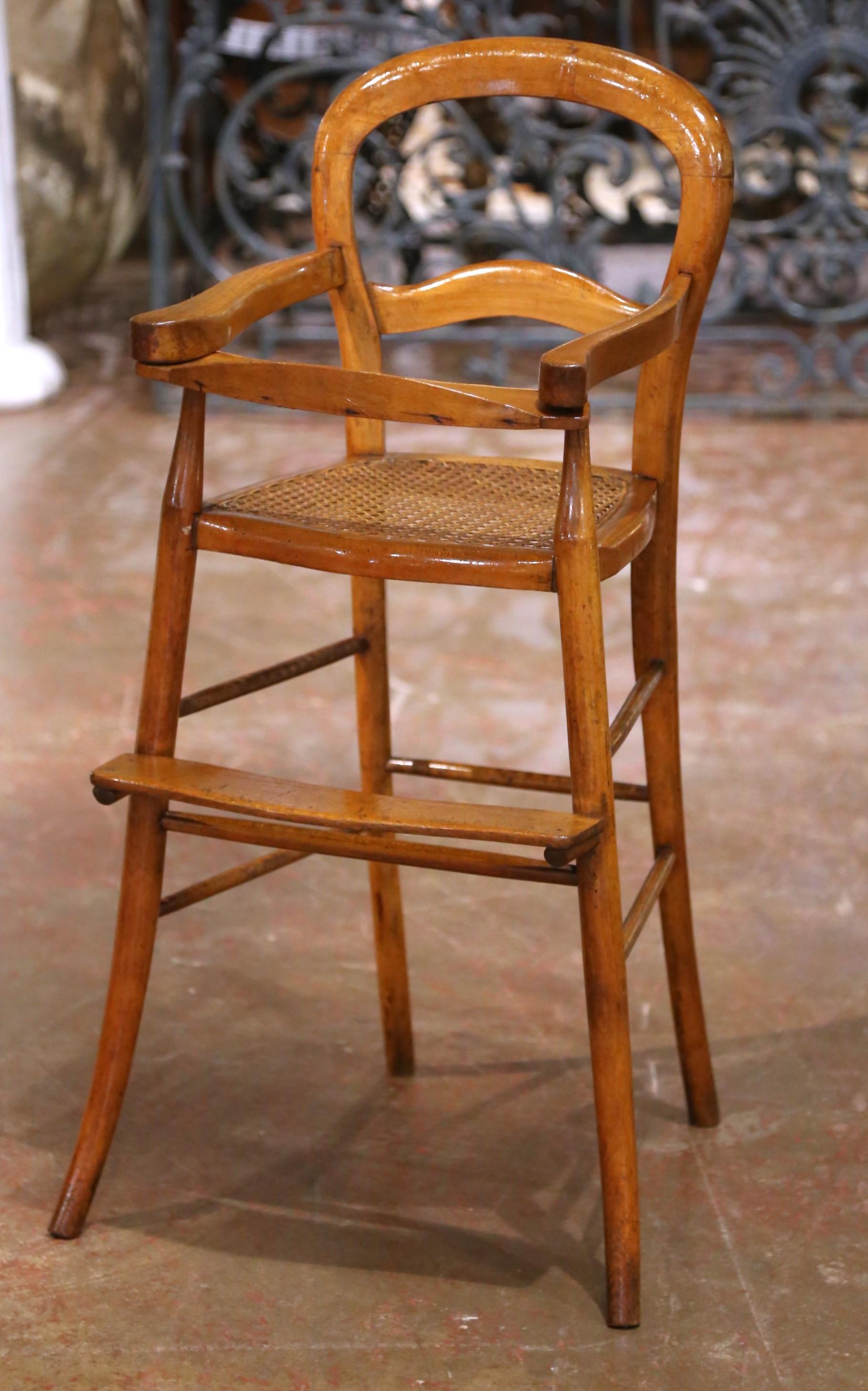 Silla alta francesa Louis Philippe del s. XIX, de nogal y cañizo, con bandeja abatible Tallado a mano en venta