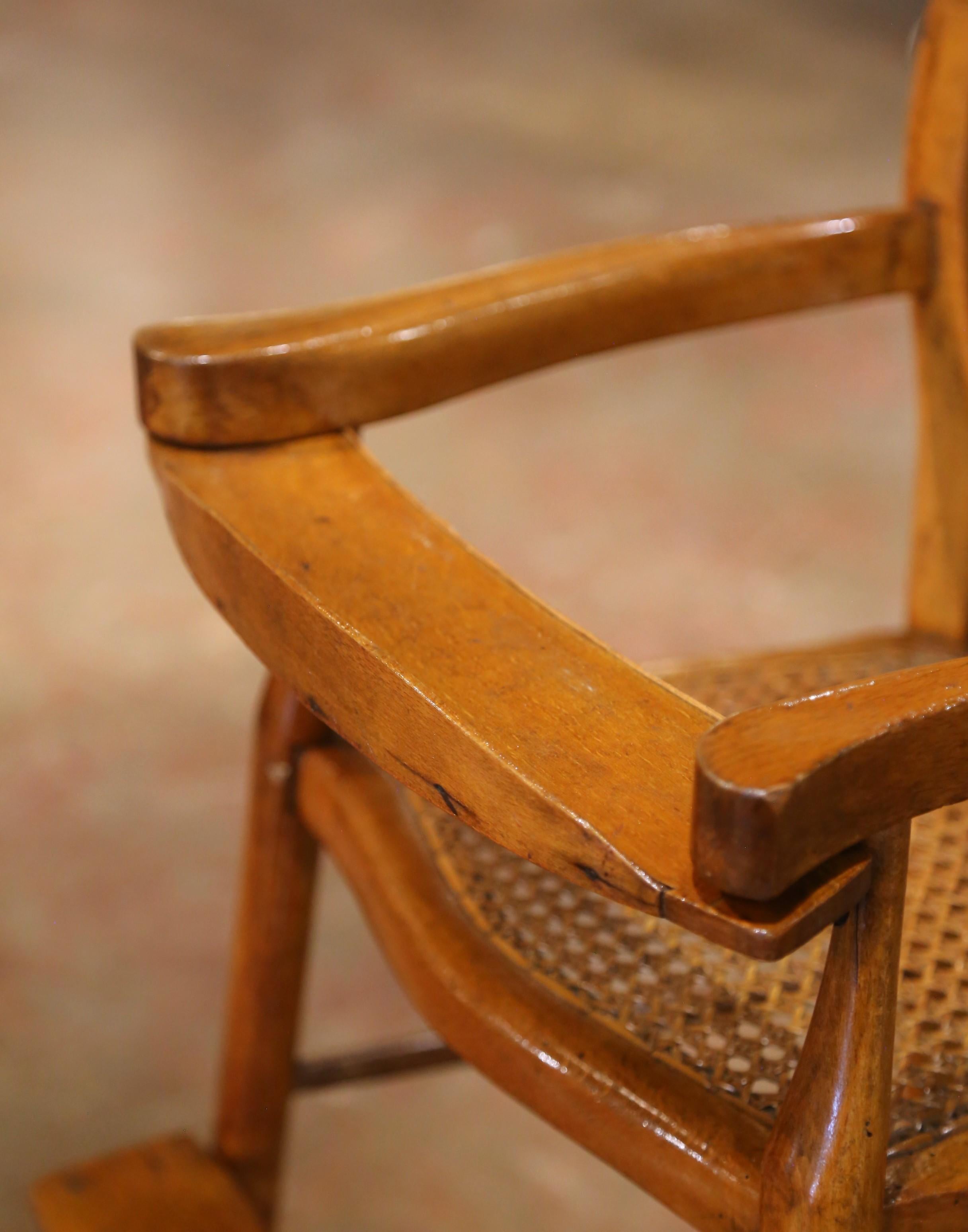 Silla alta francesa Louis Philippe del s. XIX, de nogal y cañizo, con bandeja abatible en Excelente estado para la venta en Dallas, TX