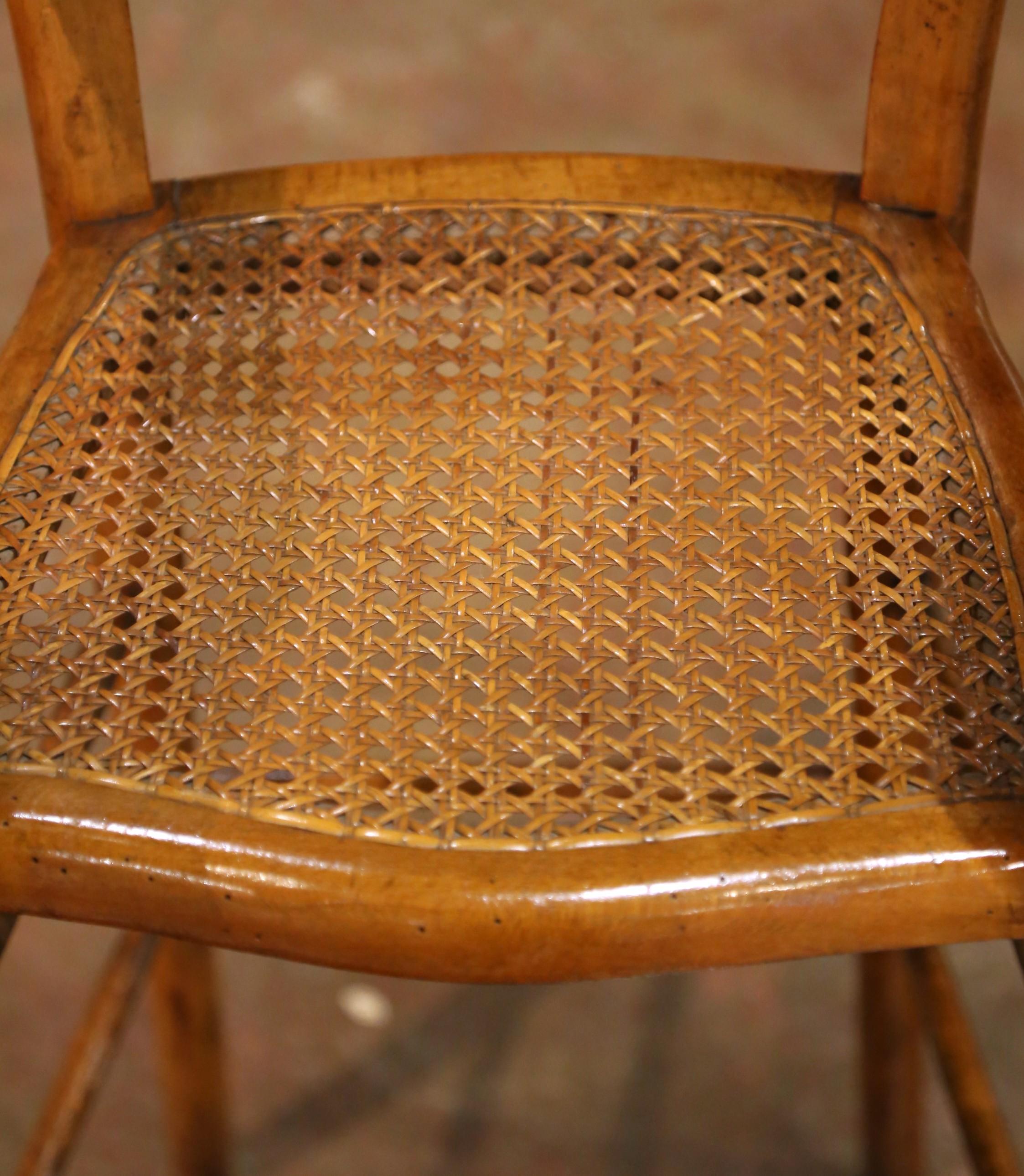 Silla alta francesa Louis Philippe del s. XIX, de nogal y cañizo, con bandeja abatible Nogal en venta