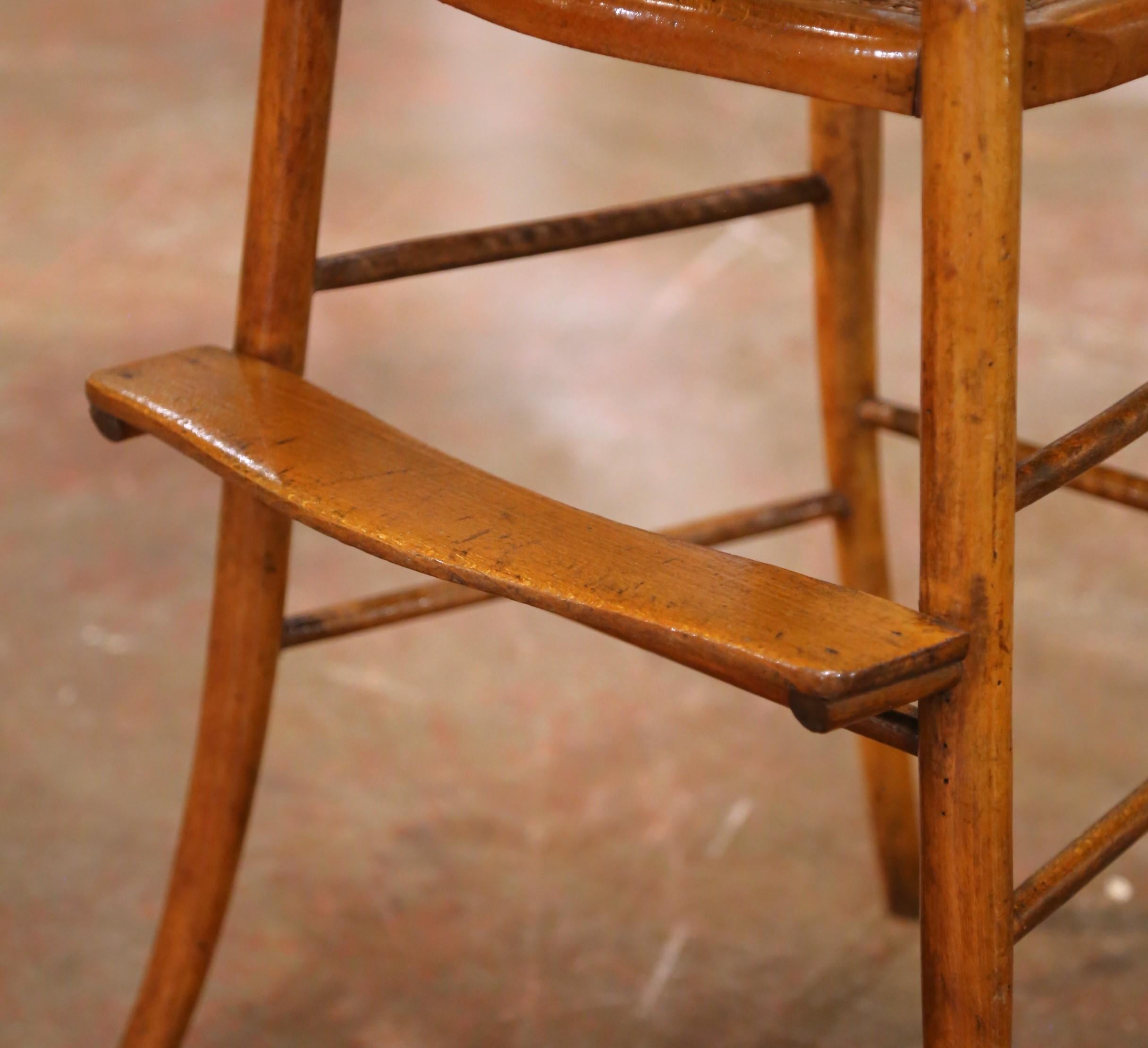 Silla alta francesa Louis Philippe del s. XIX, de nogal y cañizo, con bandeja abatible en venta 1