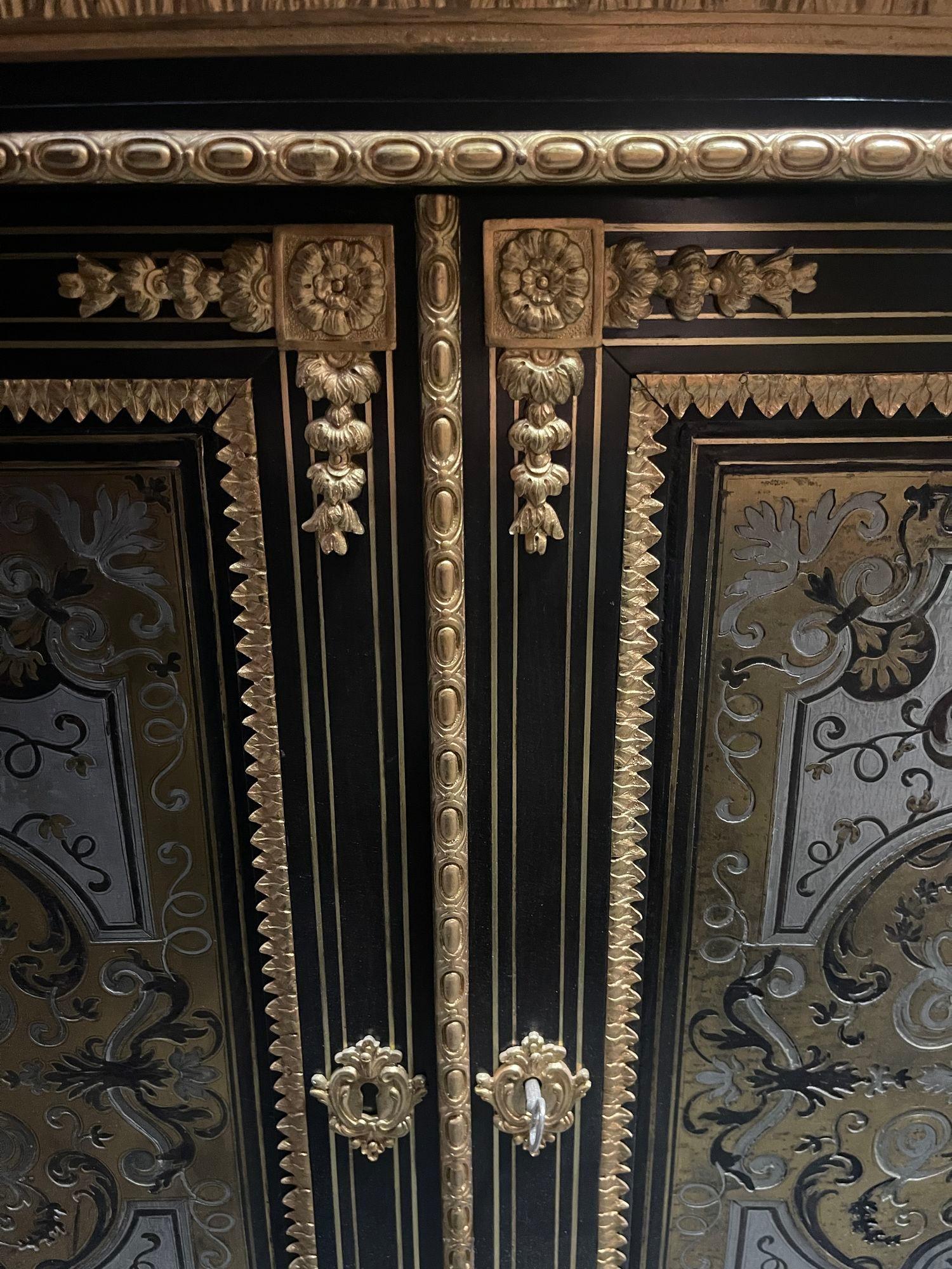 Uno straordinario mobile francese del XIX secolo in stile Luigi XIV del rinomato ébéniste parigino Henry Dasson, che mostra una squisita lavorazione artigianale in bronzo ormolato e intarsi intricati. Questo mobile presenta una splendida superficie