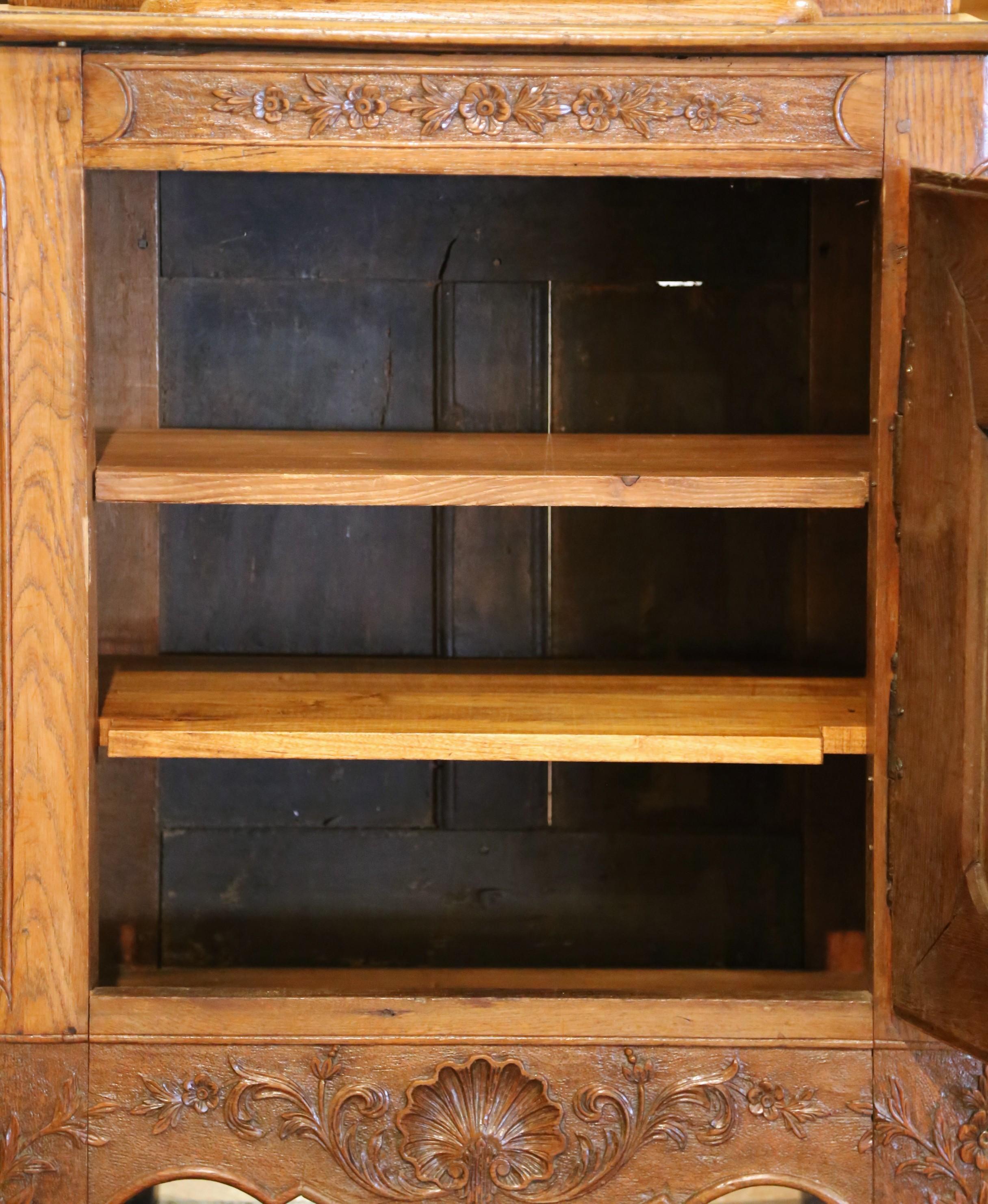 Confiturero francés Luis XV de roble tallado con tapa de Normandía del S. XIX en venta 4