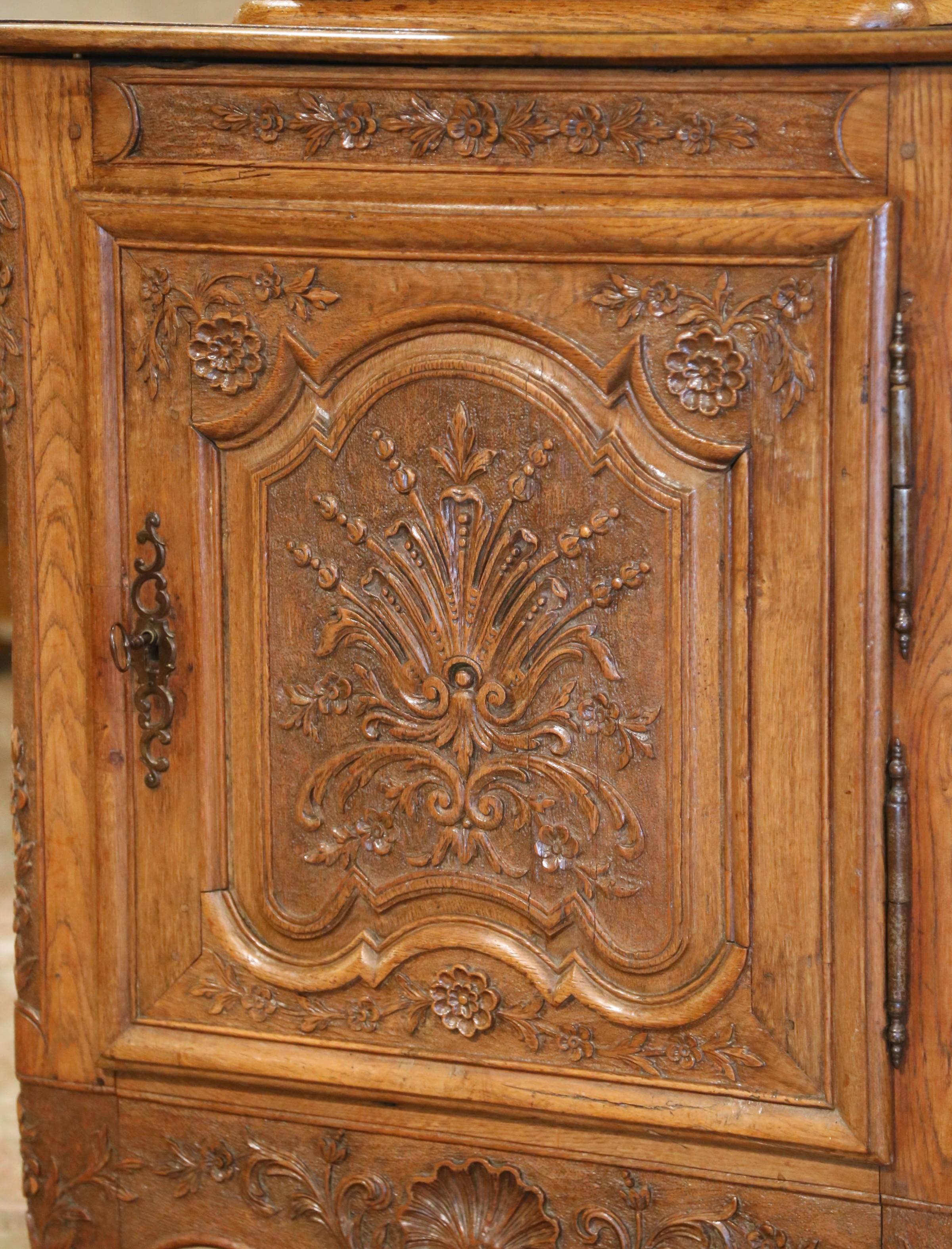 Confiturero francés Luis XV de roble tallado con tapa de Normandía del S. XIX Francés en venta