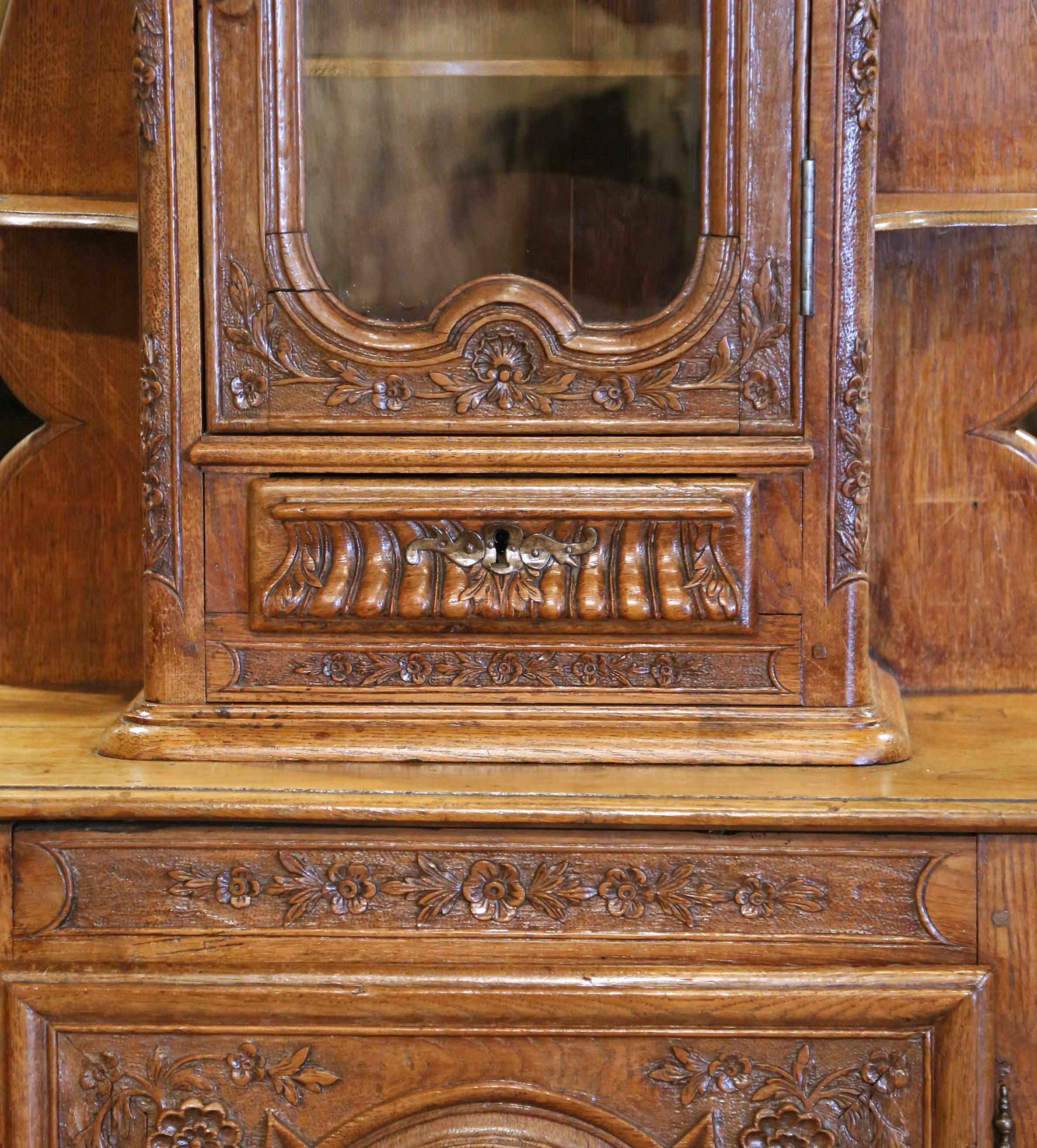 Confiturero francés Luis XV de roble tallado con tapa de Normandía del S. XIX Blanqueado en venta