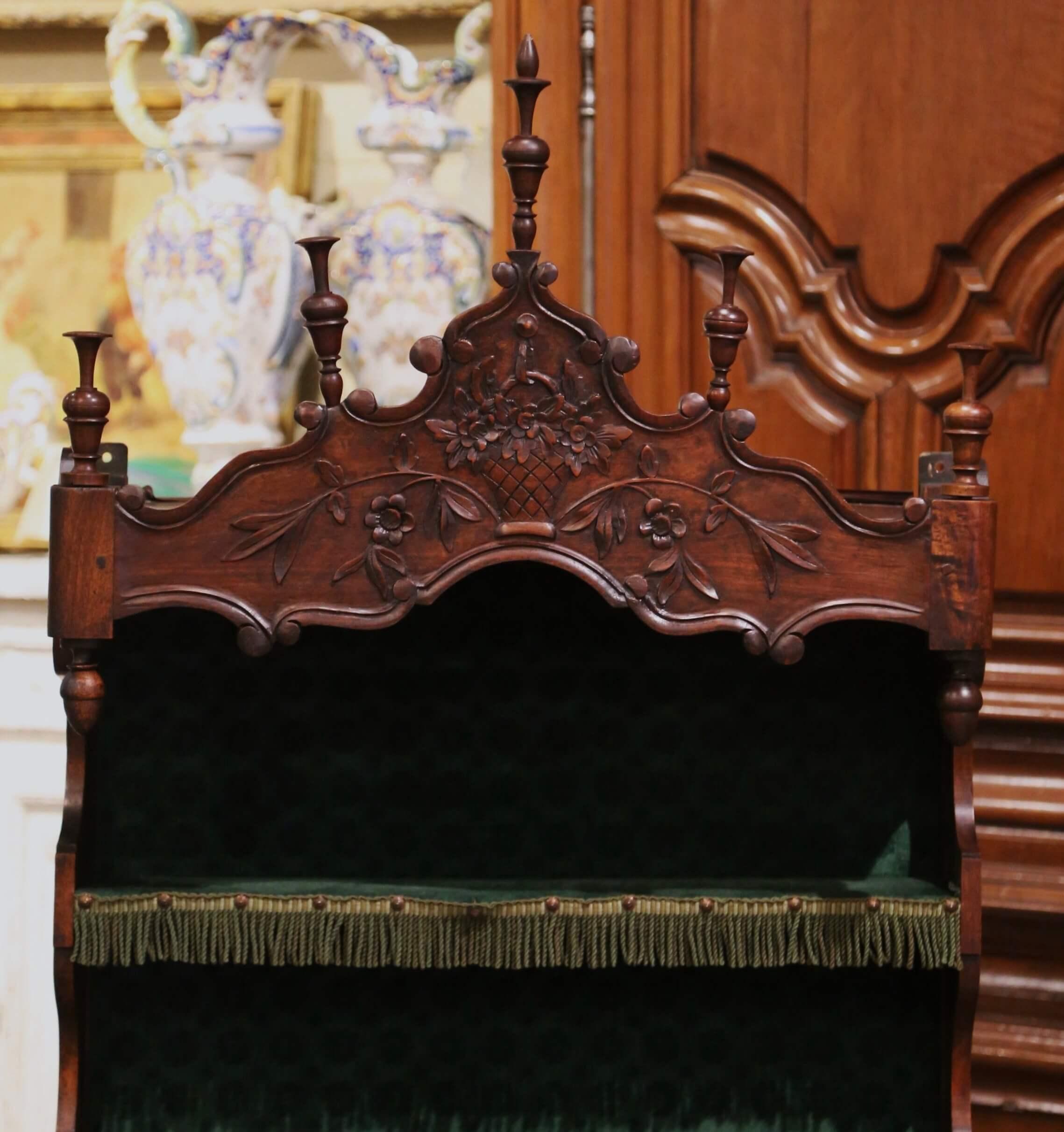 19. Jahrhundert Französisch Louis XV Obstholz Estanier mit geschnitzten Urne und Samt Regale im Zustand „Hervorragend“ im Angebot in Dallas, TX