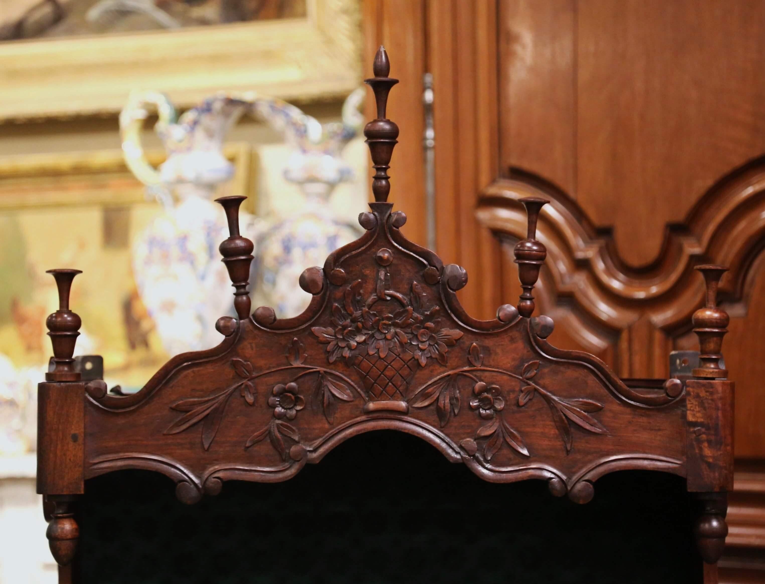 19. Jahrhundert Französisch Louis XV Obstholz Estanier mit geschnitzten Urne und Samt Regale im Angebot 1