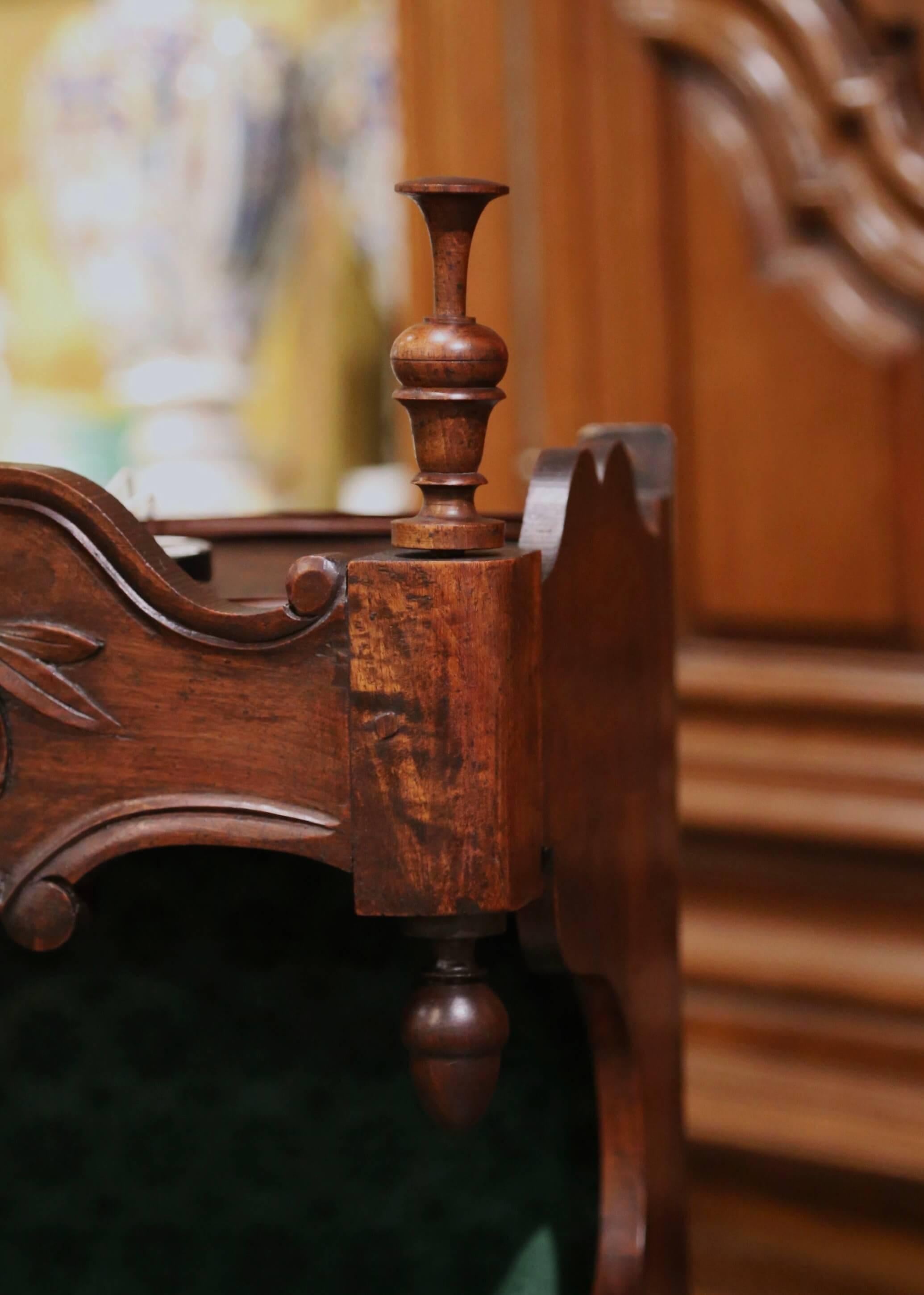 19. Jahrhundert Französisch Louis XV Obstholz Estanier mit geschnitzten Urne und Samt Regale im Angebot 4