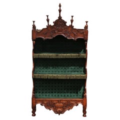 Estanier francese Luigi XV del 19° secolo in legno di frutta con urna intagliata e ripiani di velluto