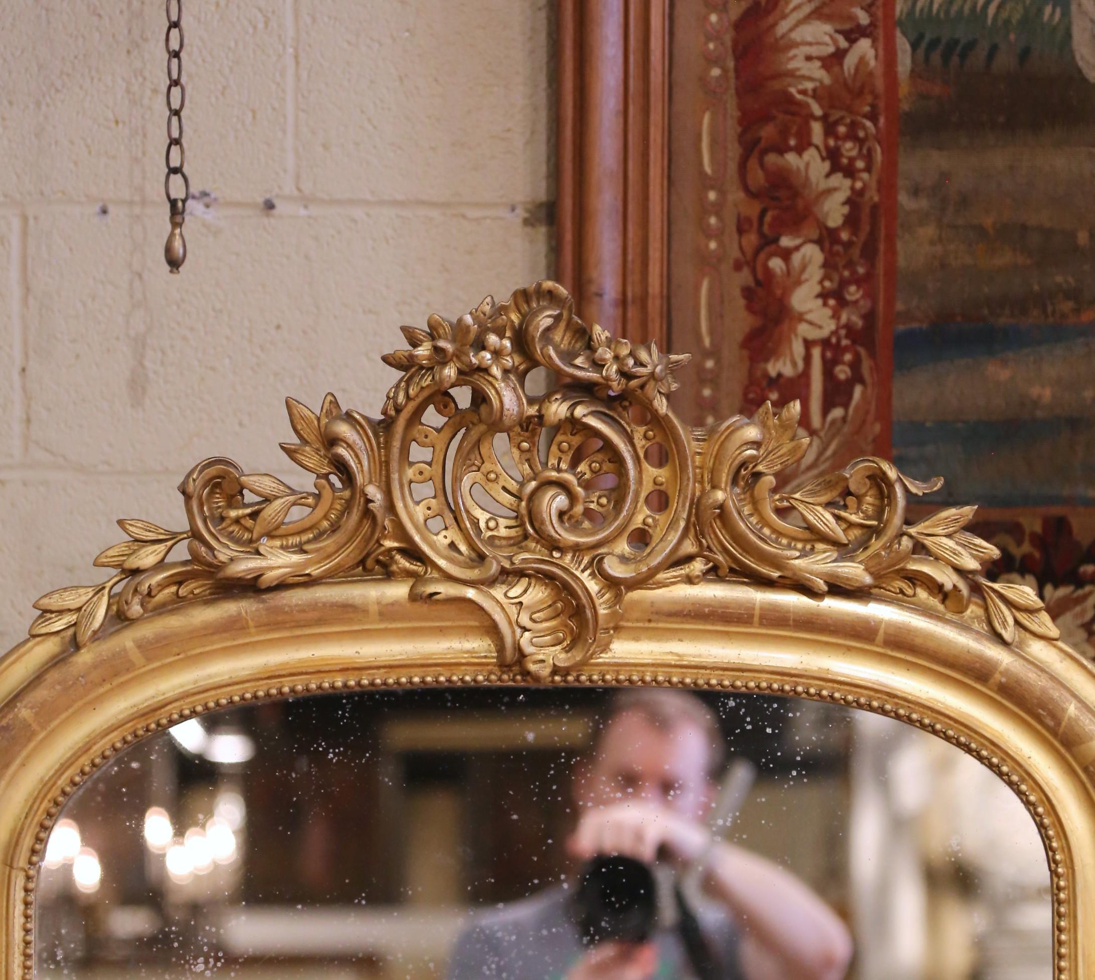Louis XV A.I.C.C., miroir mural doré du 19ème siècle avec cartouche sculpté et écusson floral. en vente