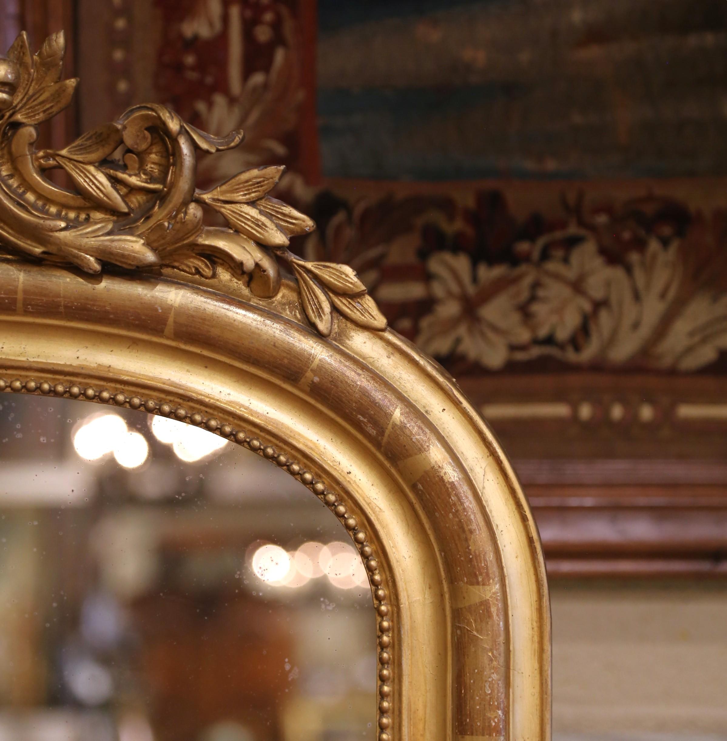 Français A.I.C.C., miroir mural doré du 19ème siècle avec cartouche sculpté et écusson floral. en vente