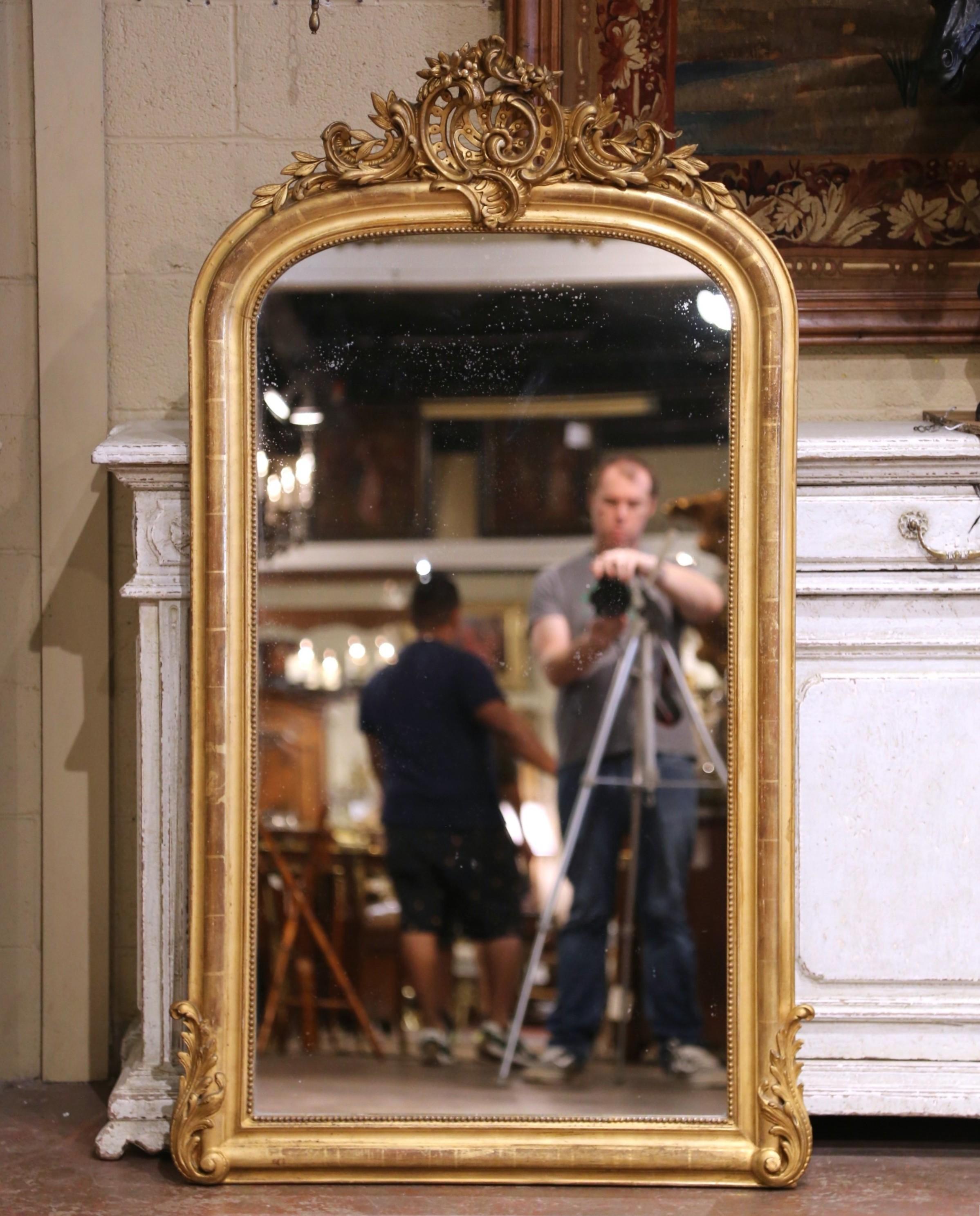 Sculpté à la main A.I.C.C., miroir mural doré du 19ème siècle avec cartouche sculpté et écusson floral. en vente