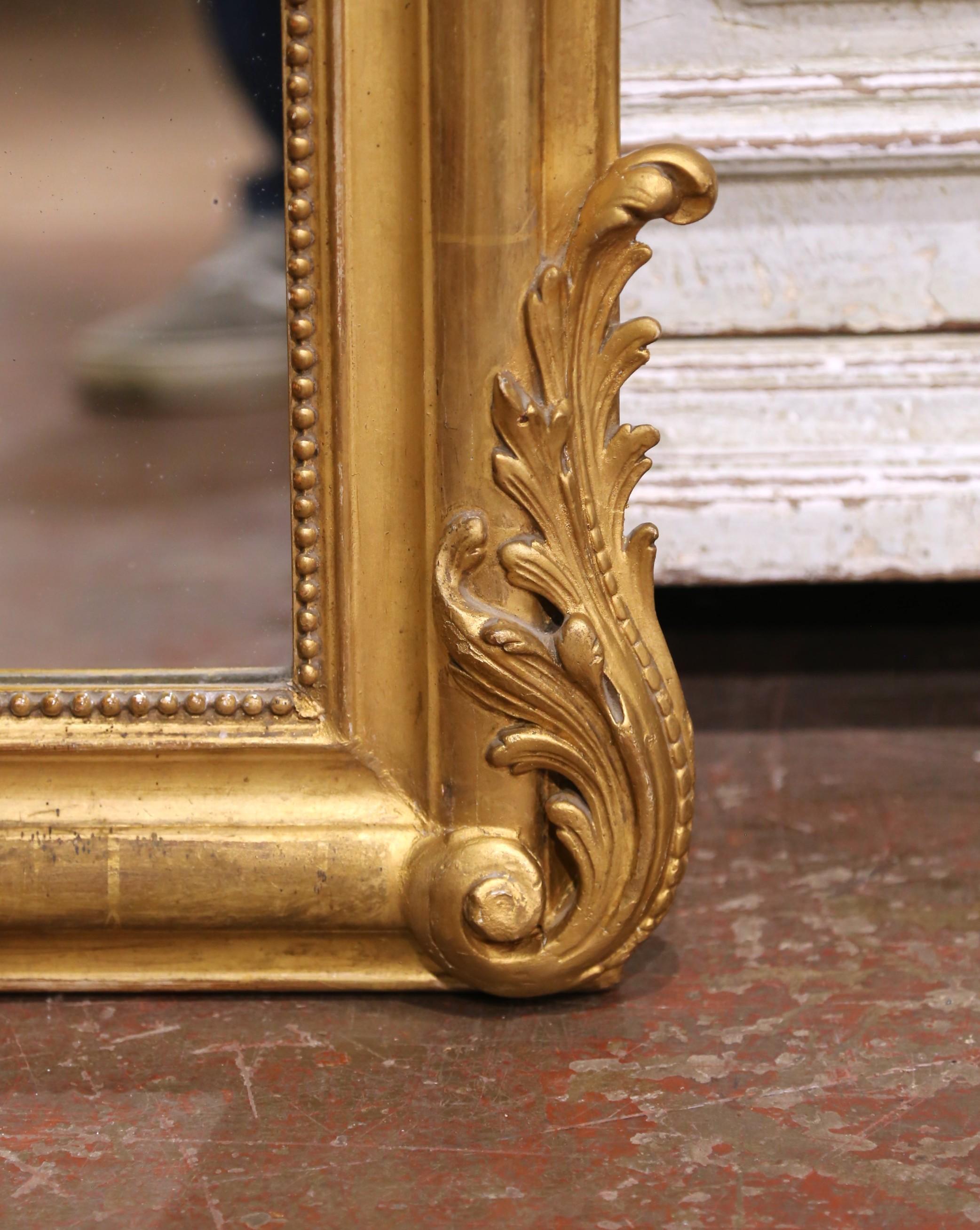 XIXe siècle A.I.C.C., miroir mural doré du 19ème siècle avec cartouche sculpté et écusson floral. en vente
