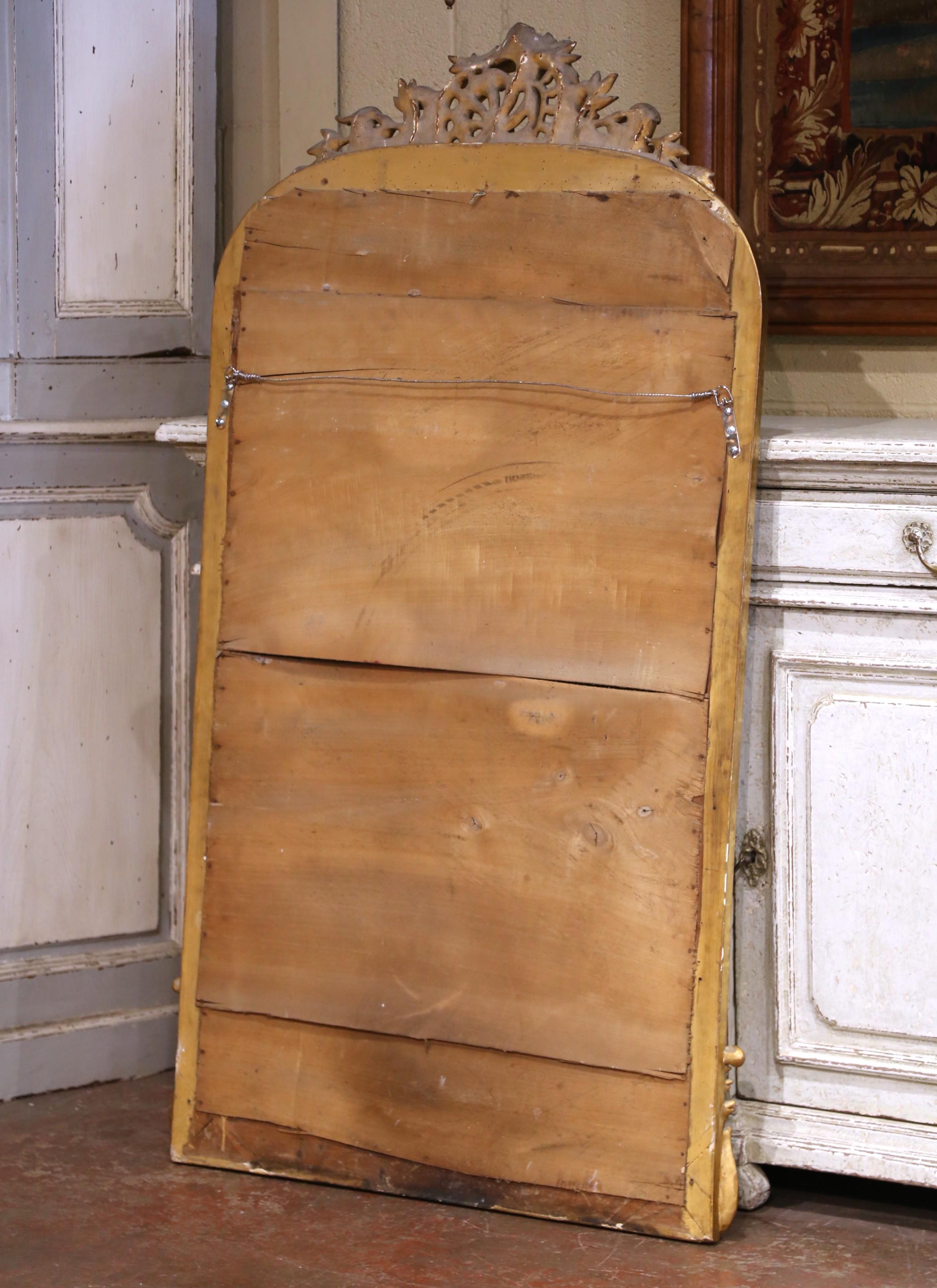 Verre mercuré A.I.C.C., miroir mural doré du 19ème siècle avec cartouche sculpté et écusson floral. en vente