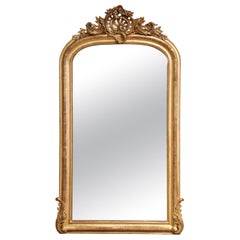 A.I.C.C., miroir mural doré du 19ème siècle avec cartouche sculpté et écusson floral.