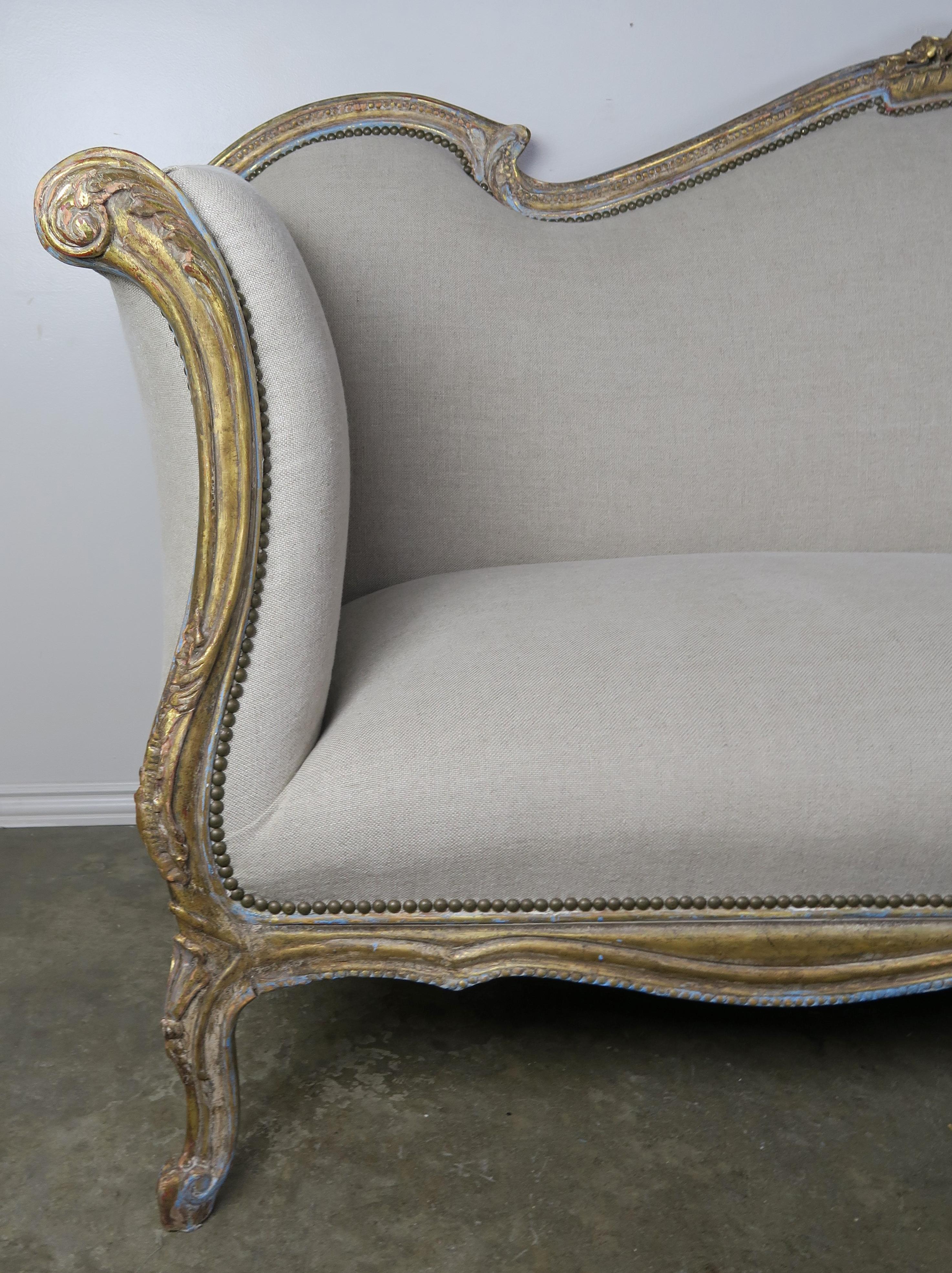 19. Jahrhundert Französisch Louis XV gemalt und Paket vergoldet geschnitzt Holz Sofa im Zustand „Starke Gebrauchsspuren“ in Los Angeles, CA