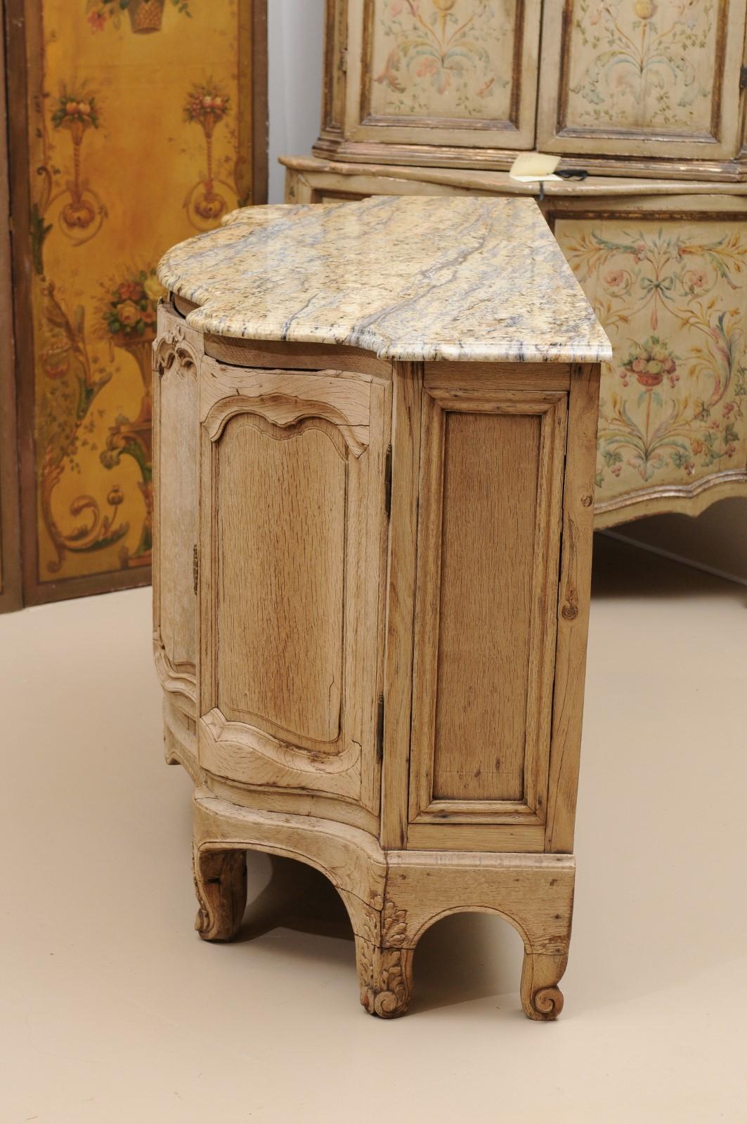 Buffet en chêne blanchi de style Louis XV du 19ème siècle avec forme serpentine et plateau en pierre en vente 3