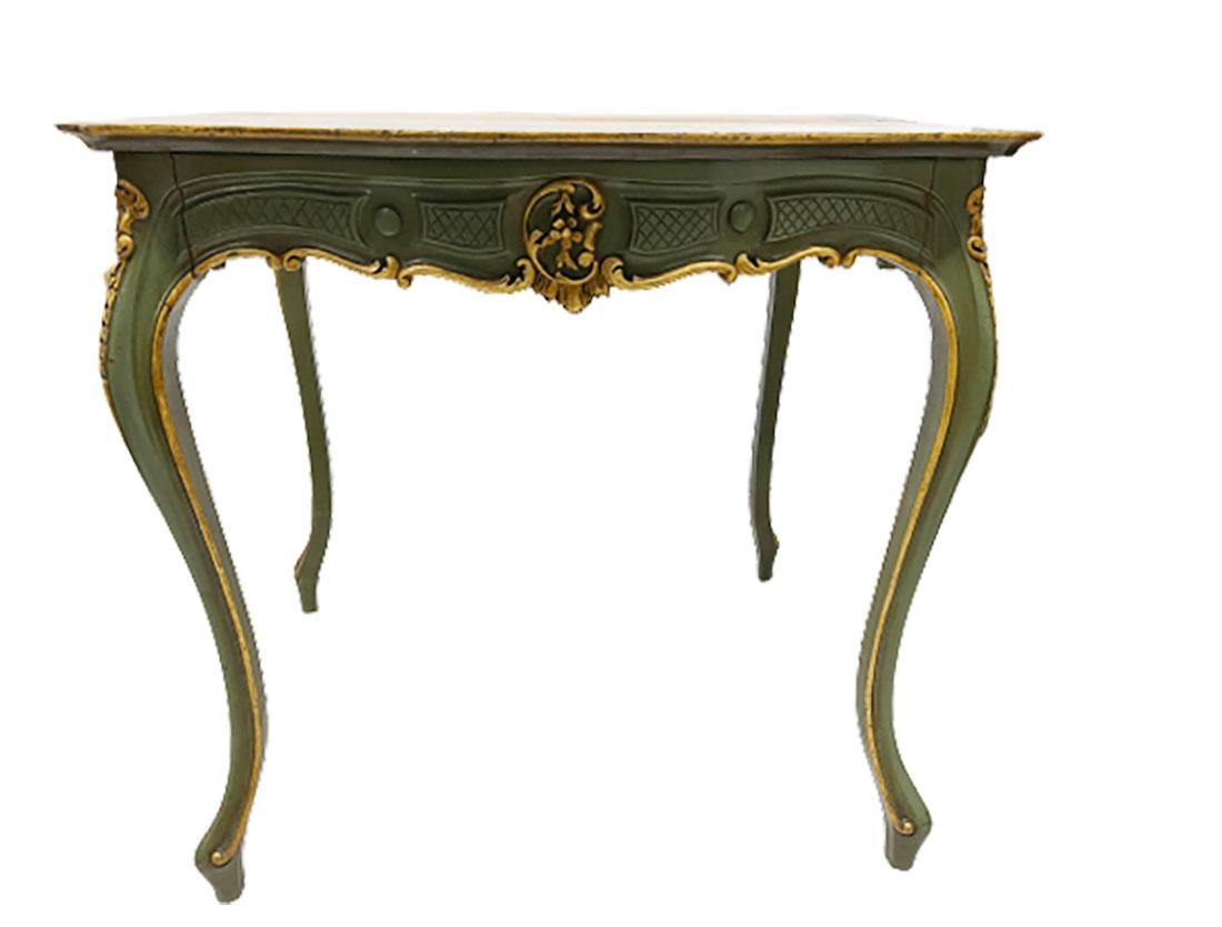 Französischer Spieltisch im Stil Louis XV, 19. Jahrhundert, um 1860.

Ein grün lackierter Tisch mit Goldfarbe der Rocaille-Motive.
Der Tisch steht auf vier geschnitzten Cabriole-Beinen mit einer klappbaren Tischplatte aus Obstholz. Der Tisch kann