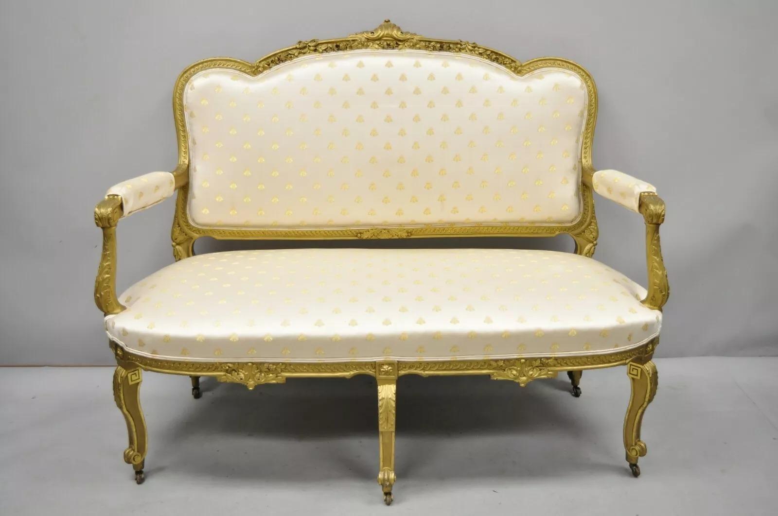 Suite da salotto francese del XIX secolo in stile Luigi XV con legno dorato e 3 pezzi. L'elenco include: (1) divano, (1) poltrona, (1) sedia laterale. Tutte le sedie presentano un'imbottitura in seta dorata con api ricamate, cornici intagliate con