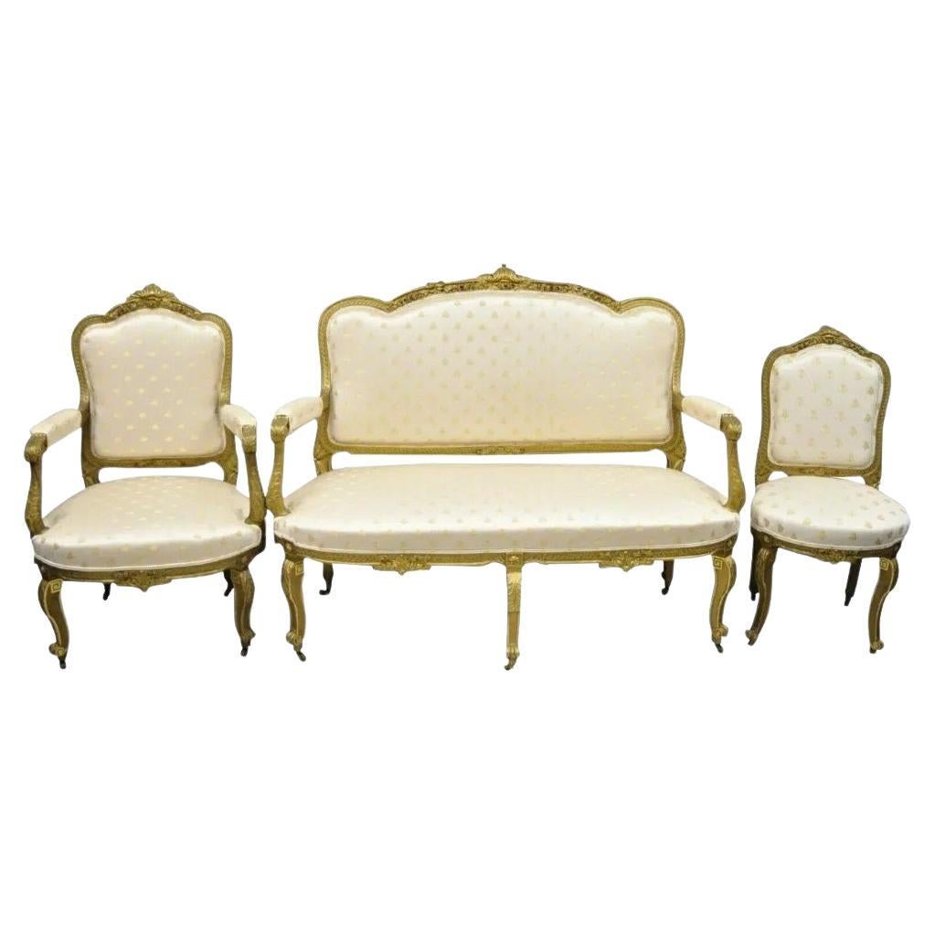 Suite di divani da salotto in legno dorato in stile Luigi XV del XIX secolo - Set di 3 in vendita