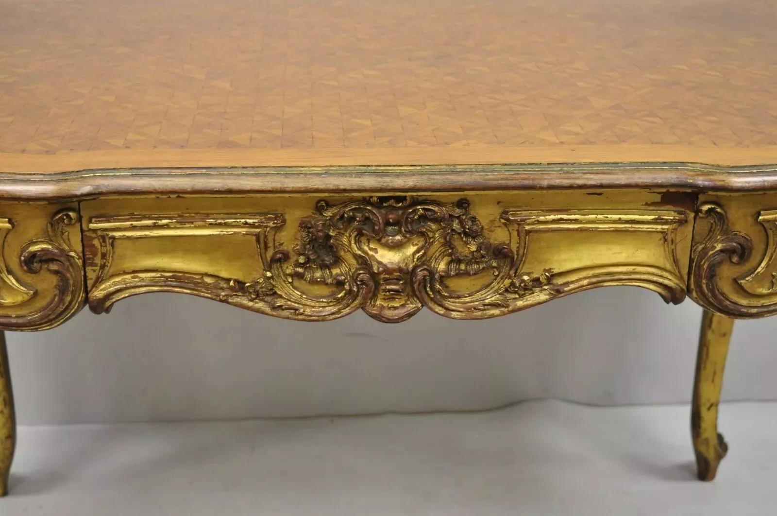 Scrivania in legno dorato in stile Luigi XV del XIX secolo con piano intarsiato a intarsio in vendita 5