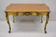 Escritorio de madera dorada estilo Luis XV francés del S. XIX con tapa de marquetería incrustada