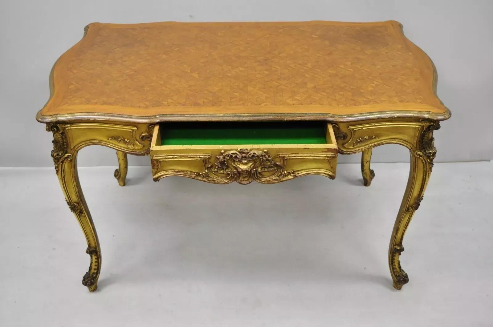 Sconosciuto Scrivania in legno dorato in stile Luigi XV del XIX secolo con piano intarsiato a intarsio in vendita