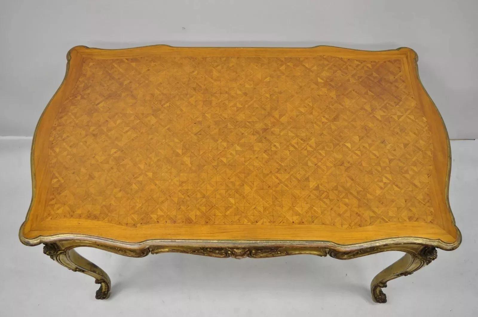 Noce Scrivania in legno dorato in stile Luigi XV del XIX secolo con piano intarsiato a intarsio in vendita
