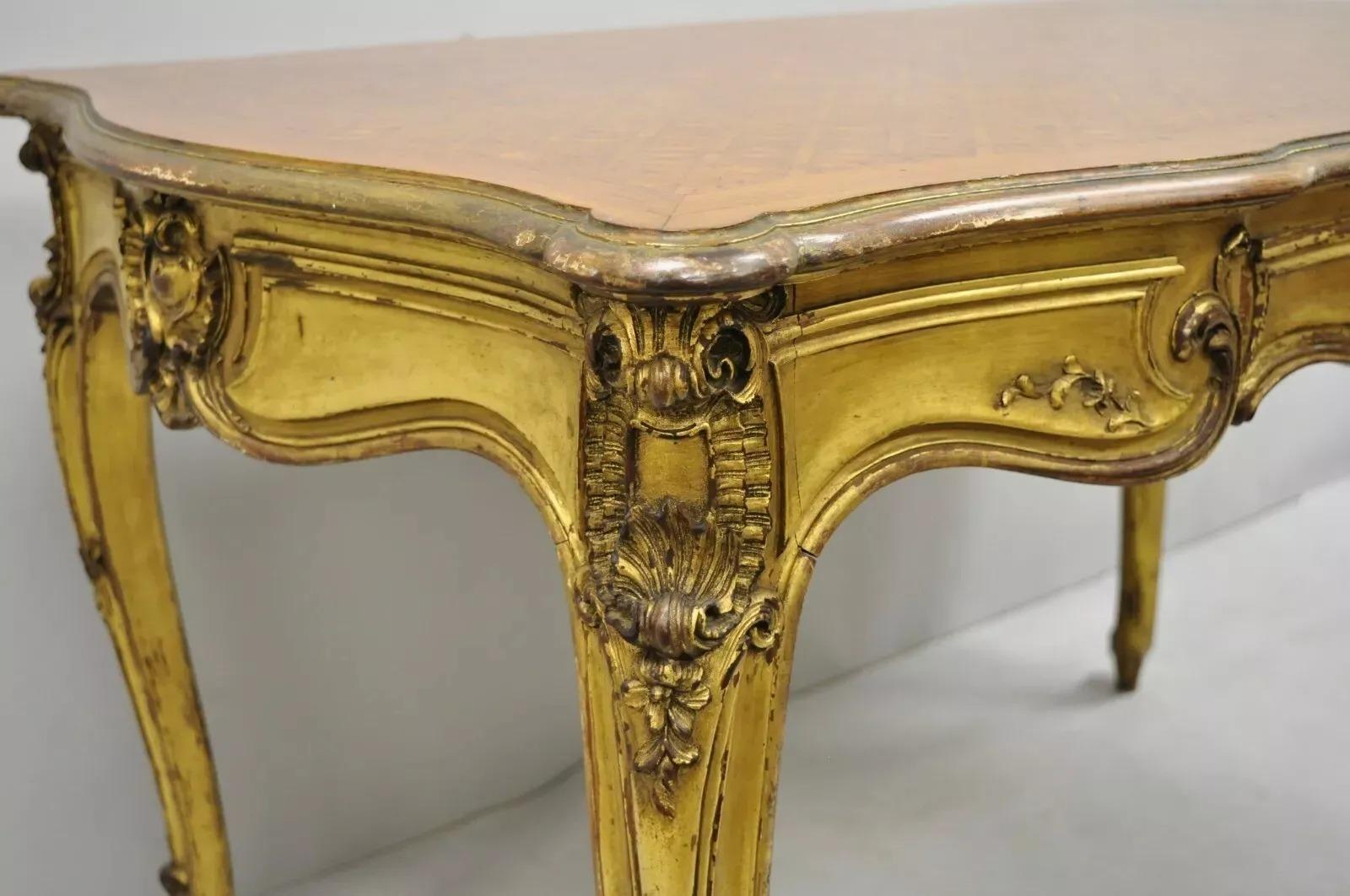 Scrivania in legno dorato in stile Luigi XV del XIX secolo con piano intarsiato a intarsio in vendita 2