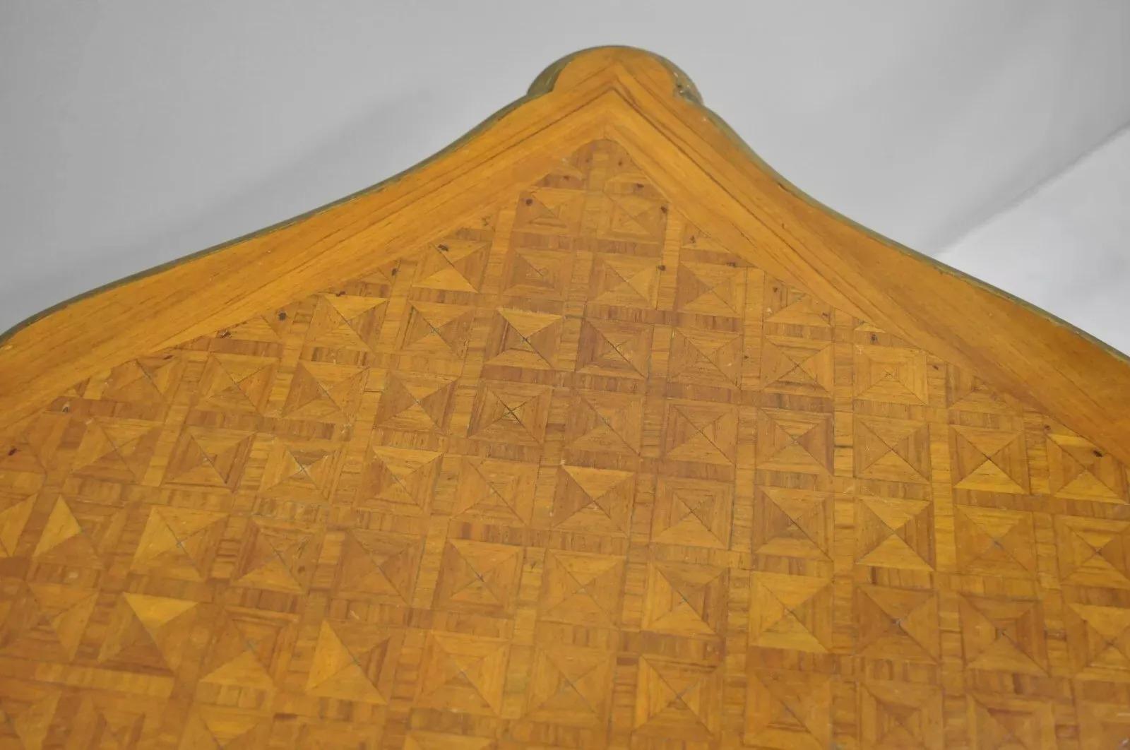 Scrivania in legno dorato in stile Luigi XV del XIX secolo con piano intarsiato a intarsio in vendita 3