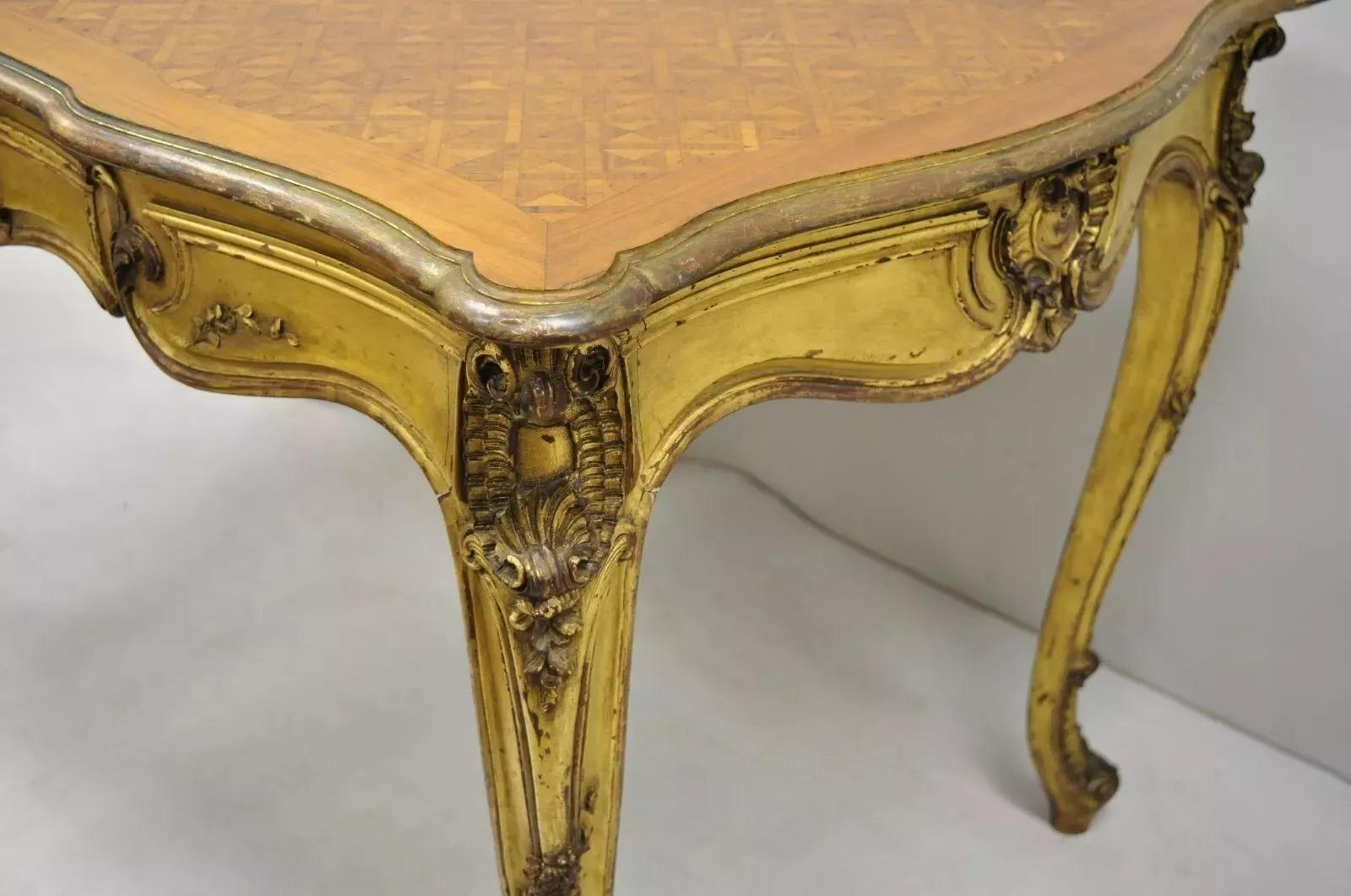 Scrivania in legno dorato in stile Luigi XV del XIX secolo con piano intarsiato a intarsio in vendita 4