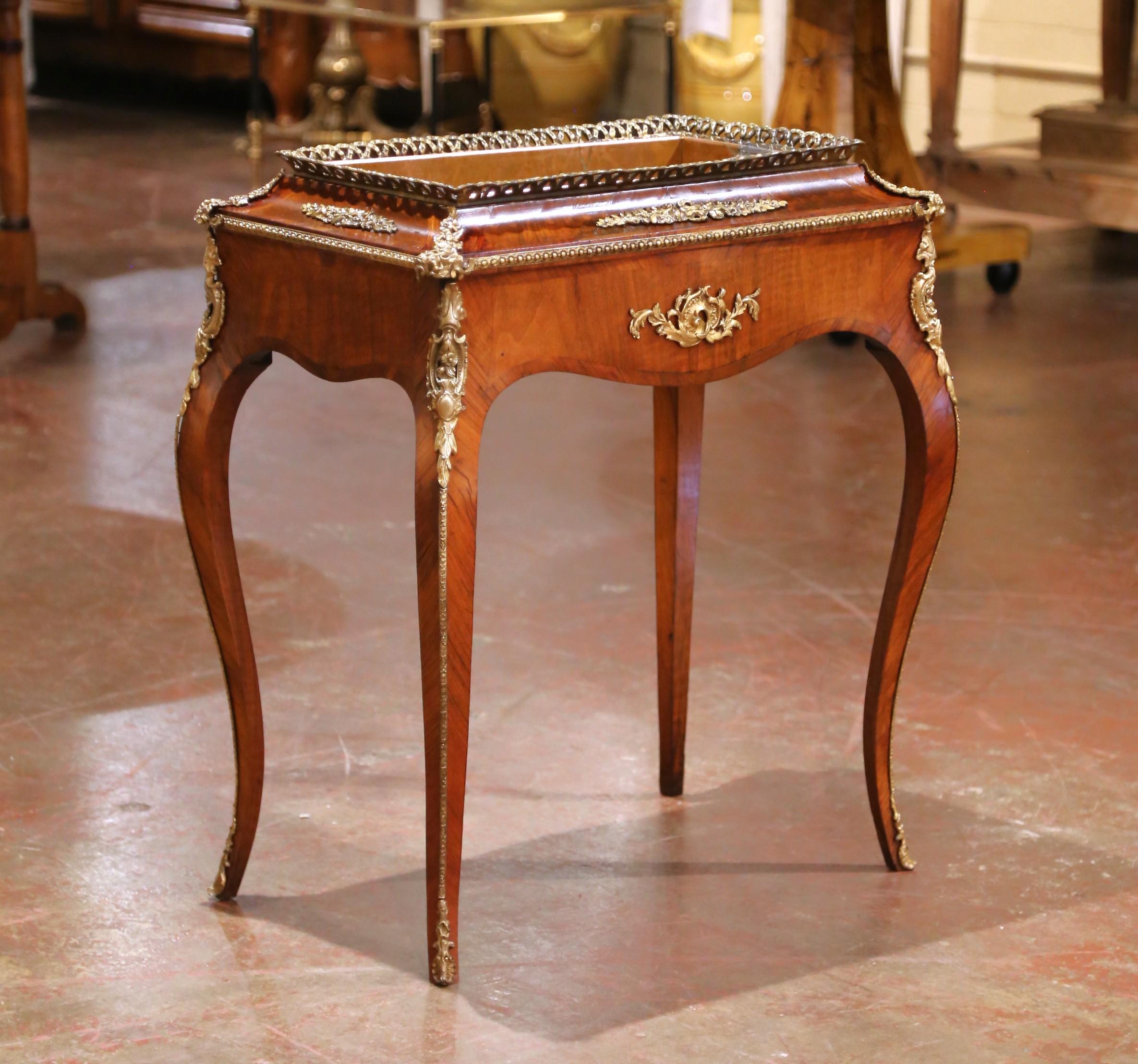 Fabriquée en France vers 1860, cette élégante jardinière du XIXe siècle est un bel exemple du style Louis XV. Le corps rectangulaire est plaqué de palissandre (bois de rose), célèbre pour son grain richement panaché et sa patine chaude, et est orné