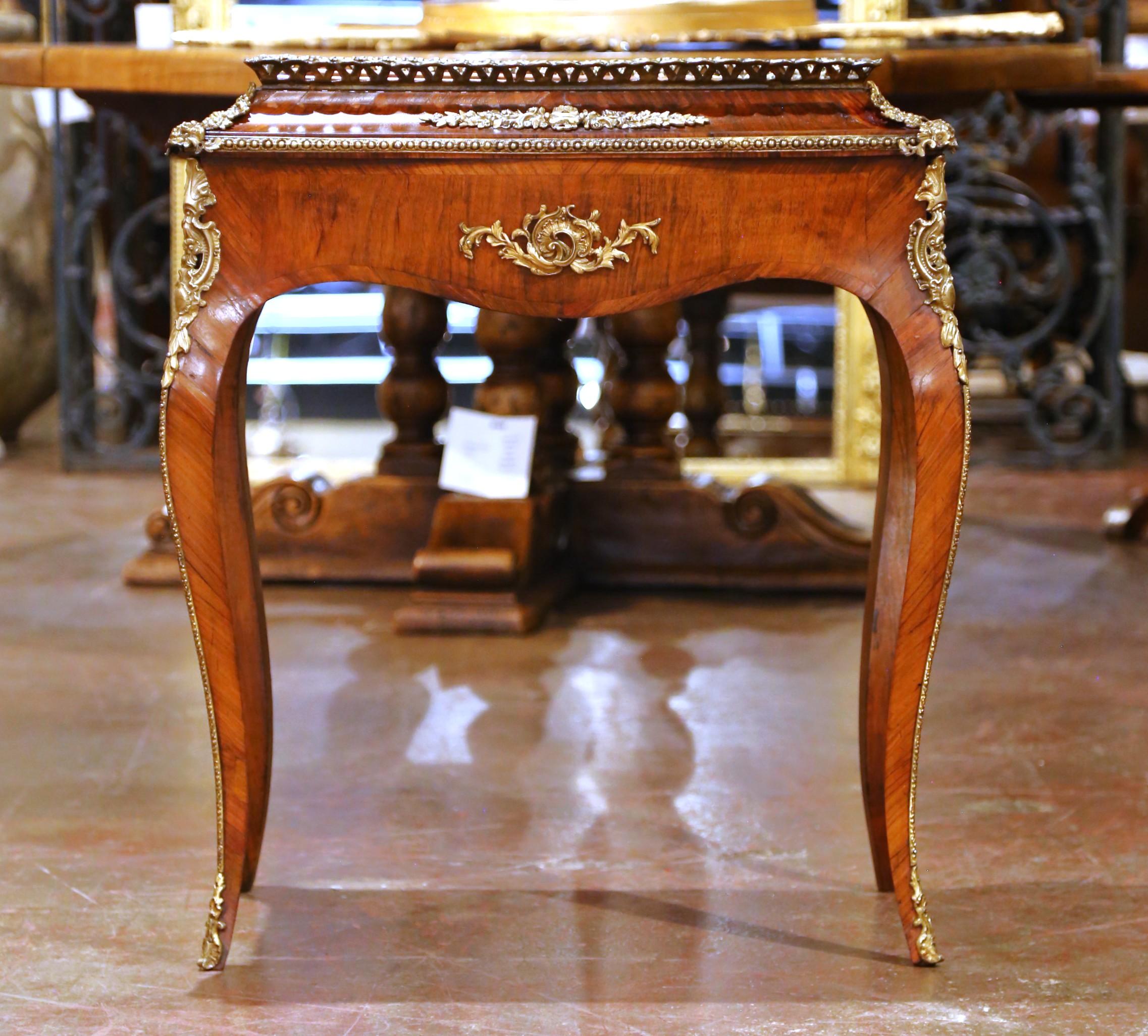 Français A.I.C. Jardinière en placage Louis XV avec montures en bronze doré et plateau en zinc. en vente
