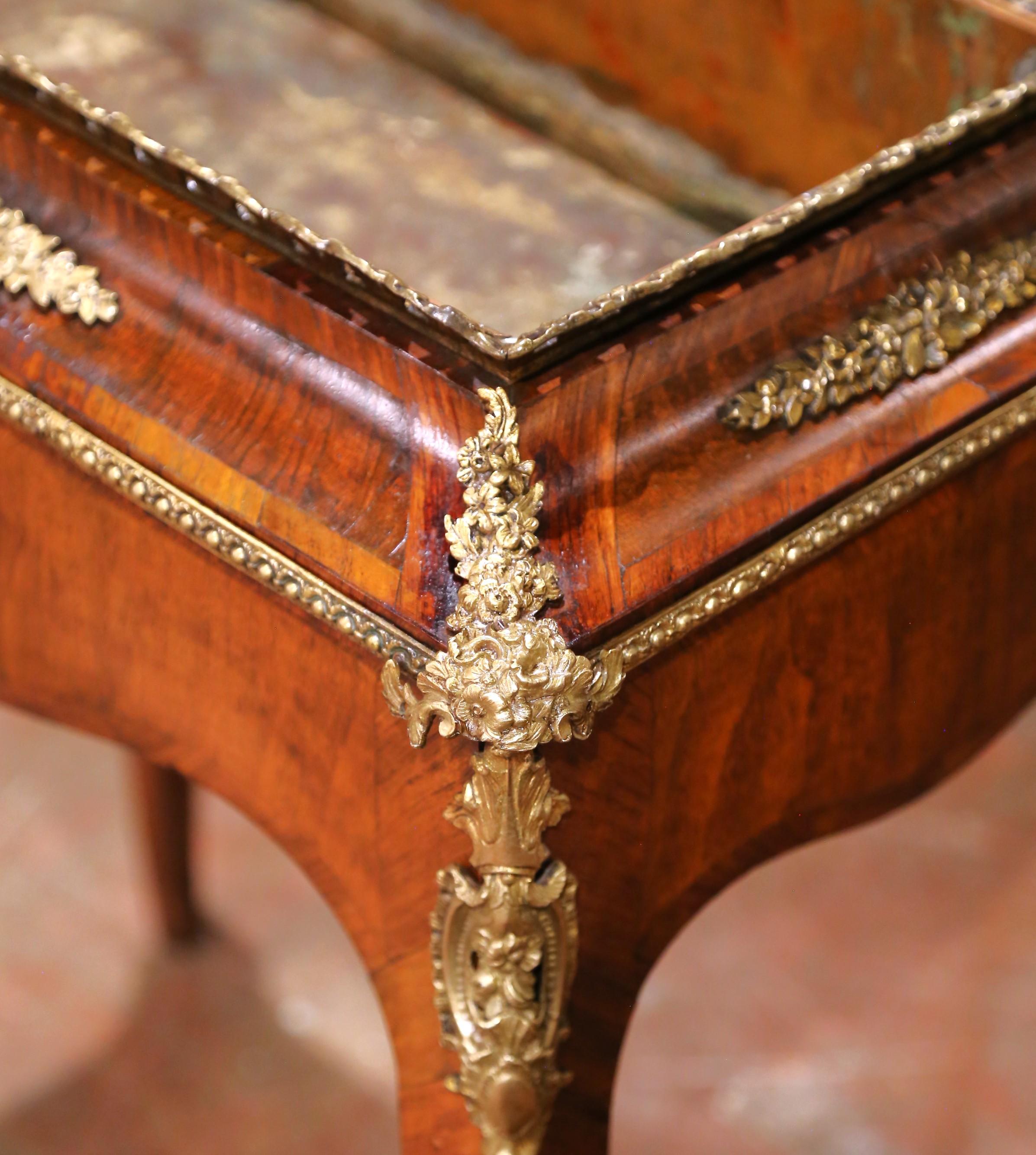 Bronze A.I.C. Jardinière en placage Louis XV avec montures en bronze doré et plateau en zinc. en vente