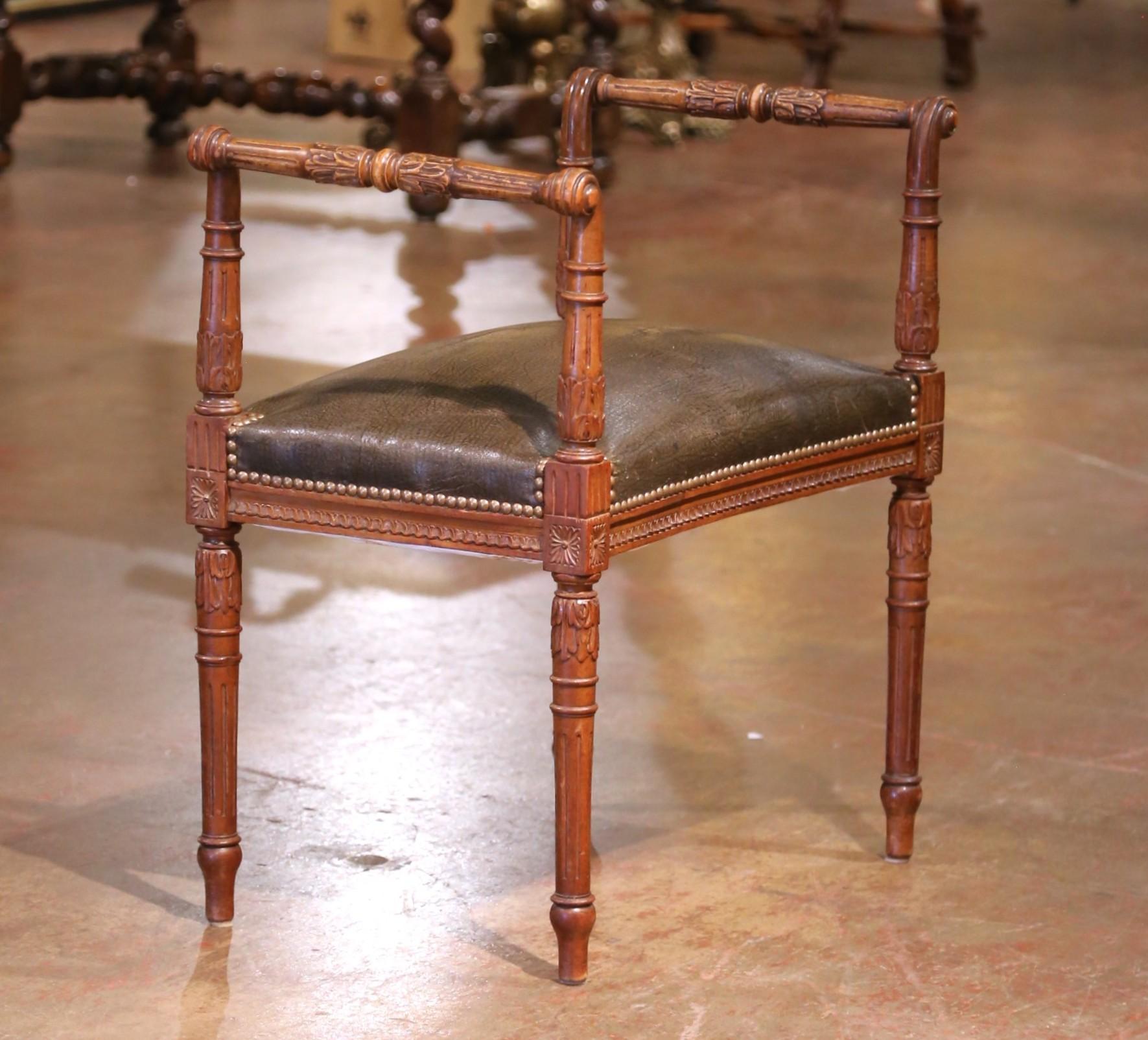 Este elegante banco de piano de nogal francés se fabricó a finales del siglo XIX en el refinado estilo Luis XVI. Las patas cuadradas cónicas están estriadas y rematadas con tallas de acanto en las rodillas, y se estrechan en pies torneados. Las