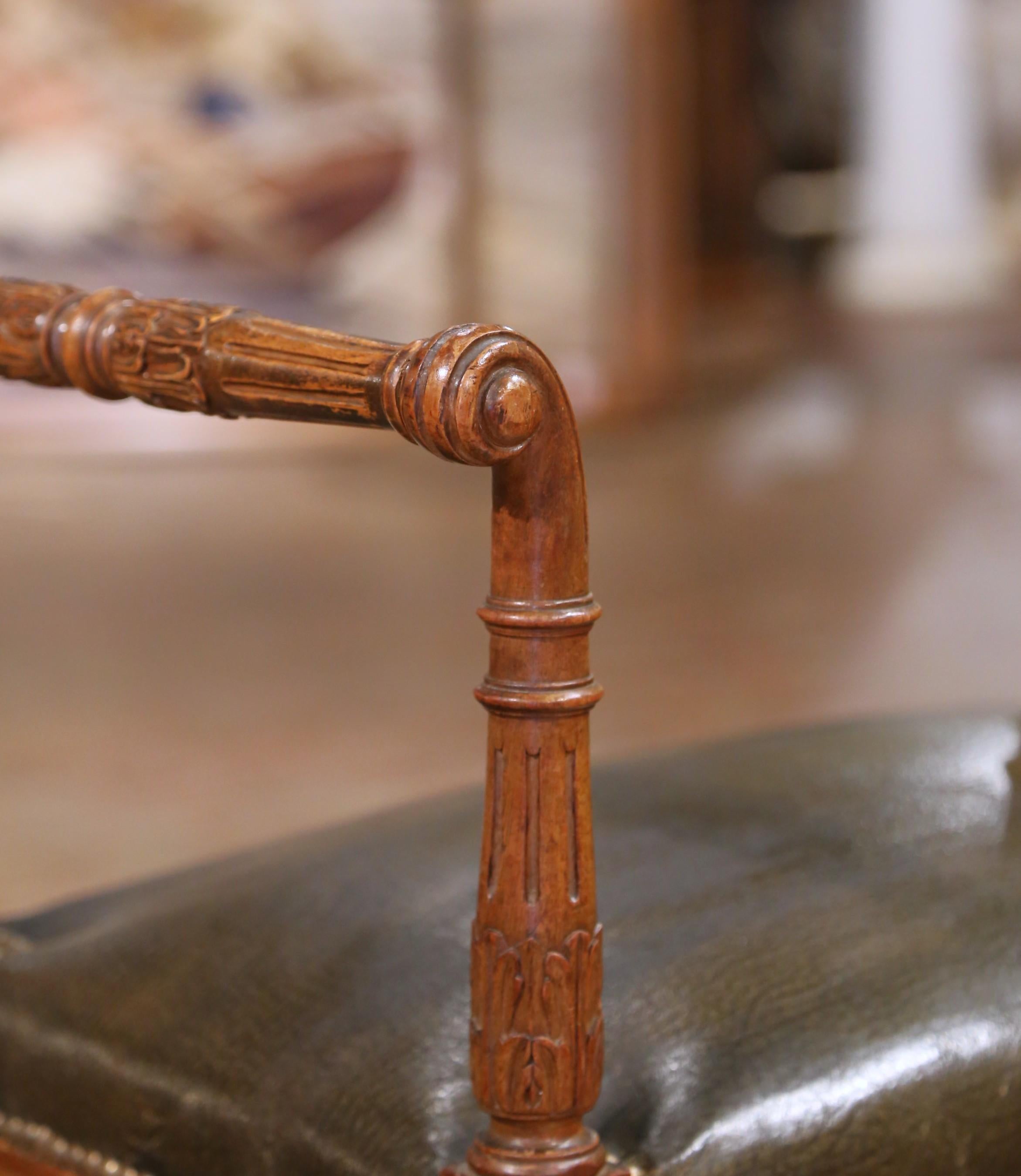 Banco de piano francés Luis XVI de nogal tallado del s. XIX con asiento de cuero Tallado a mano en venta