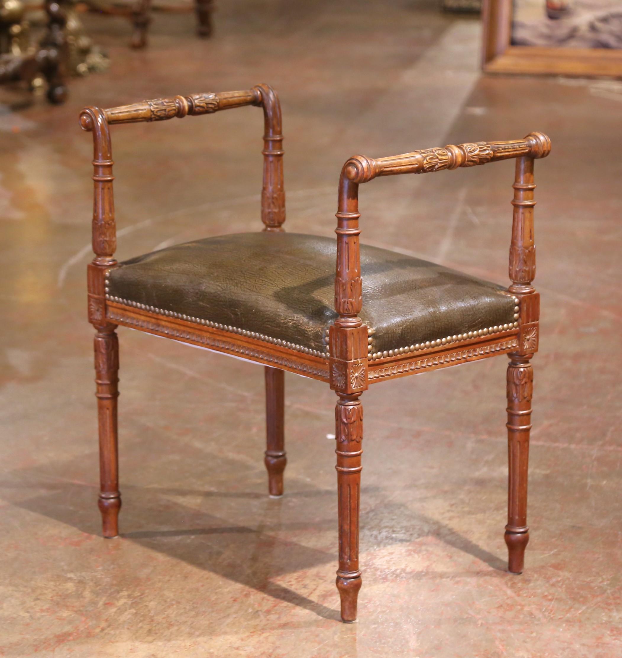 Banco de piano francés Luis XVI de nogal tallado del s. XIX con asiento de cuero en Excelente estado para la venta en Dallas, TX