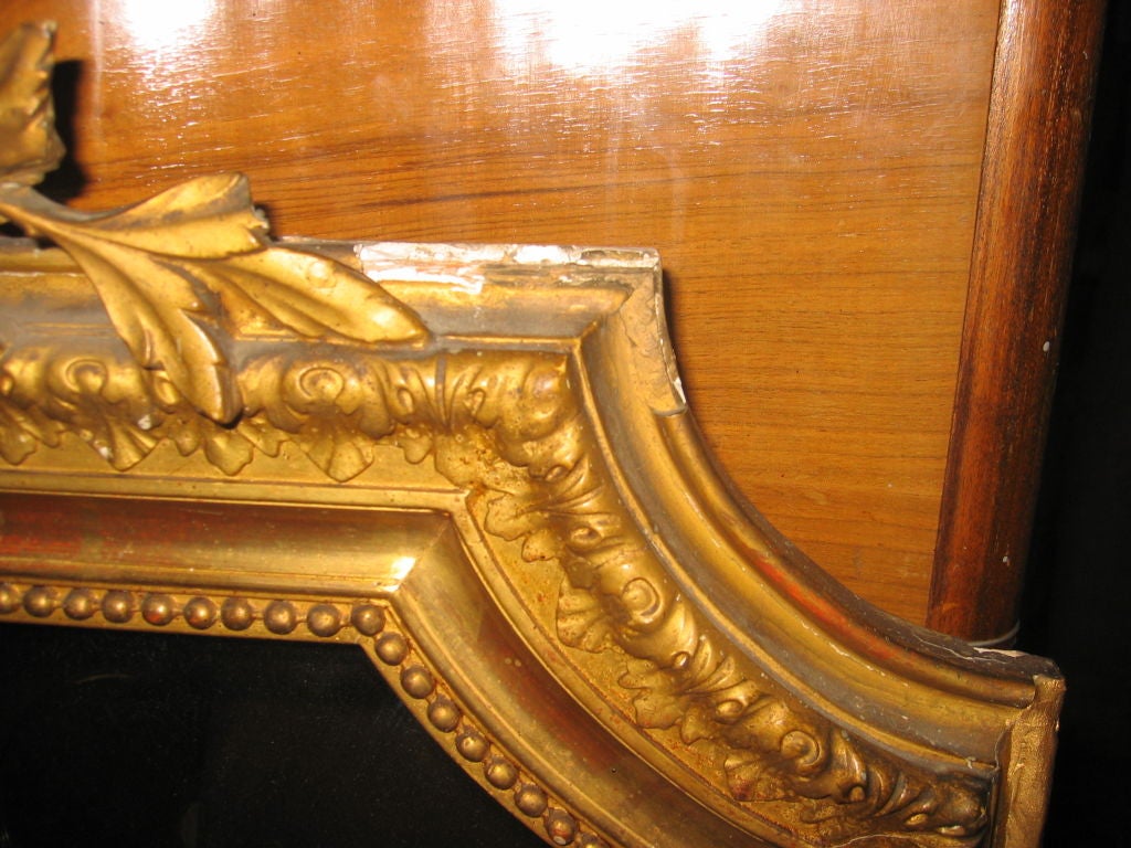 Français Miroir français du 19ème siècle en bois doré de style Louis XVI en vente
