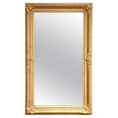A.I.C.C. Miroir en bois doré de style Louis XVI avec coins sculptés et décor géométrique