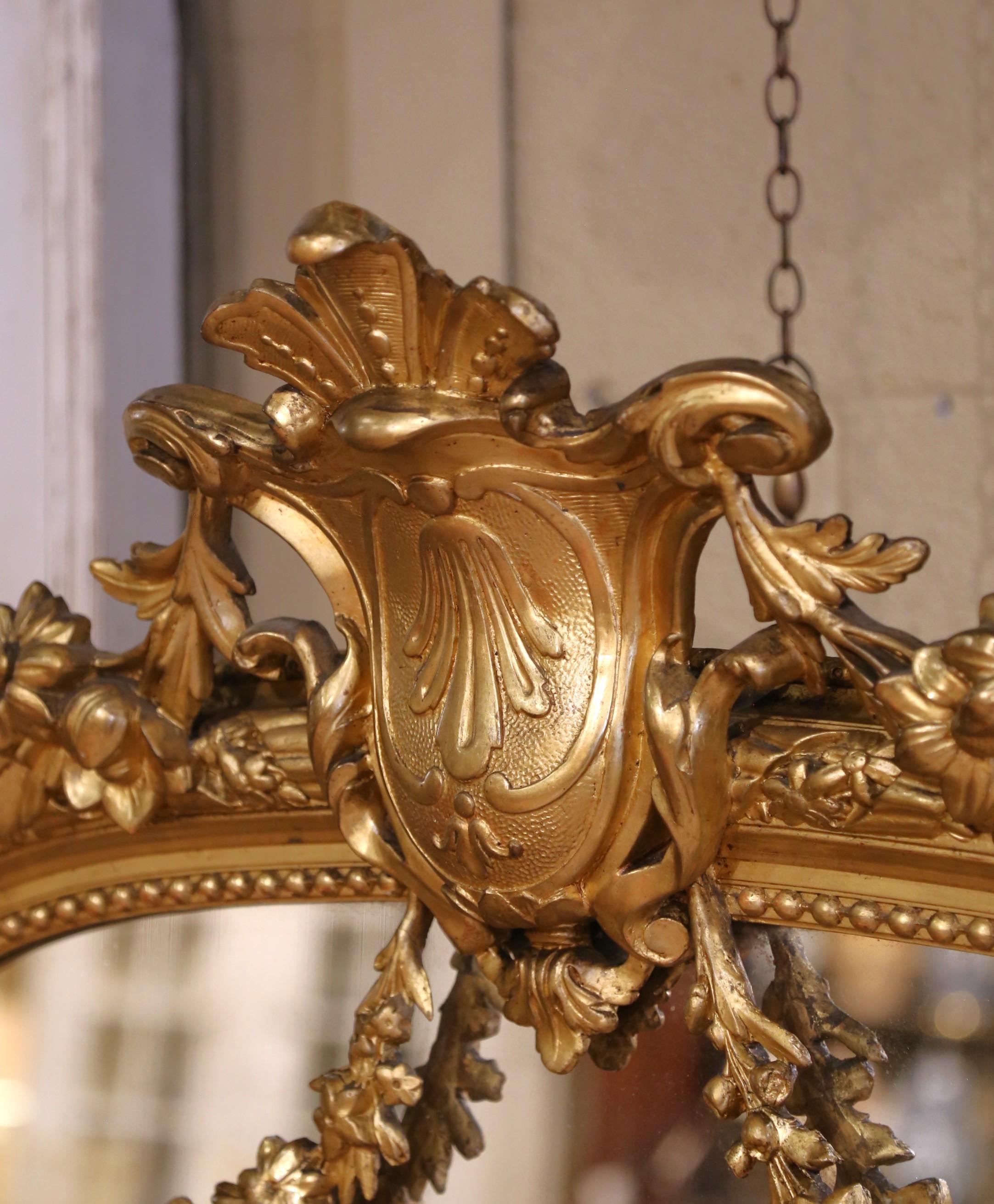 Français A.I.C.C. Miroir en bois doré de style Louis XVI avec écusson et guirlande florale. en vente