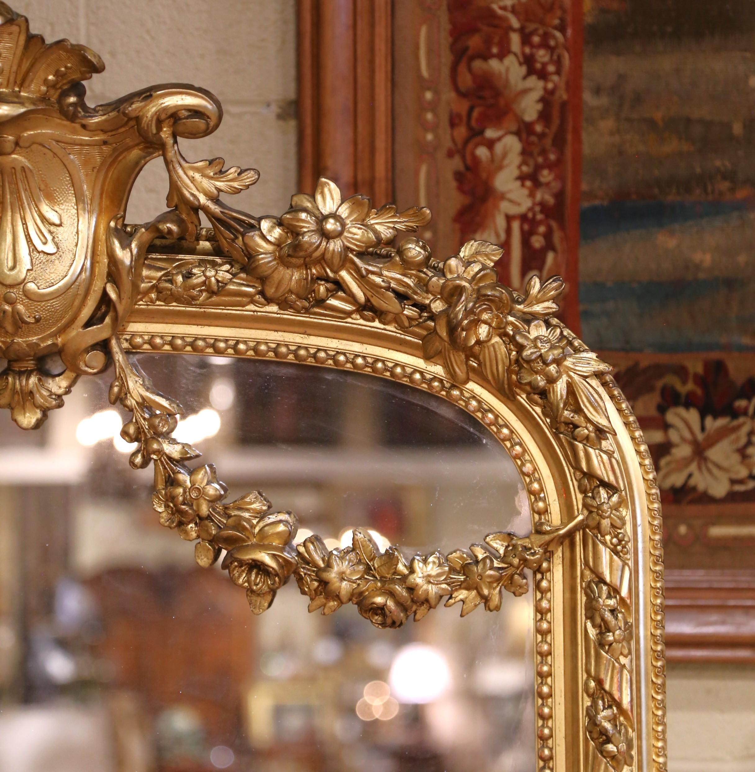 Sculpté à la main A.I.C.C. Miroir en bois doré de style Louis XVI avec écusson et guirlande florale. en vente