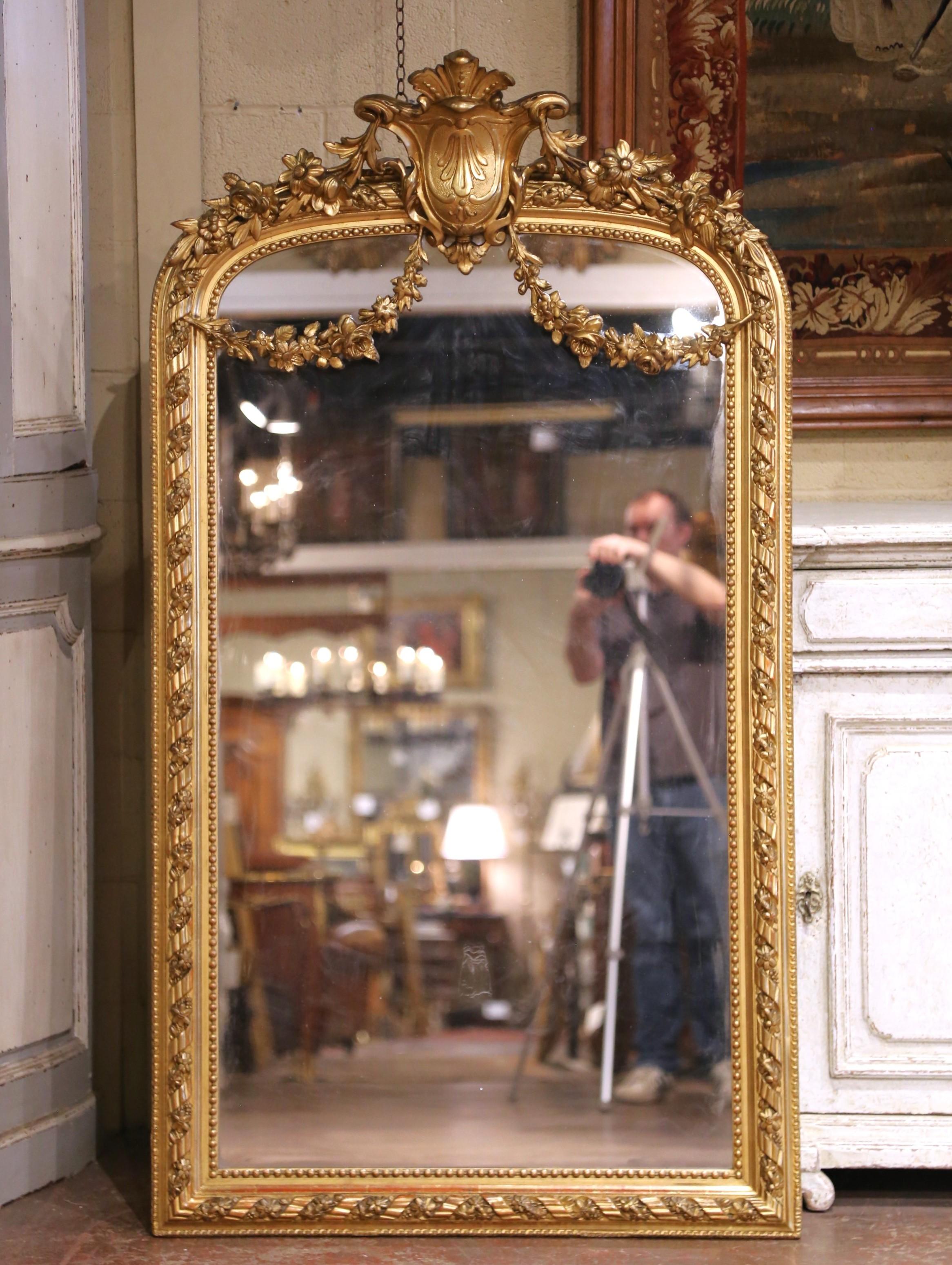 A.I.C.C. Miroir en bois doré de style Louis XVI avec écusson et guirlande florale. Excellent état - En vente à Dallas, TX