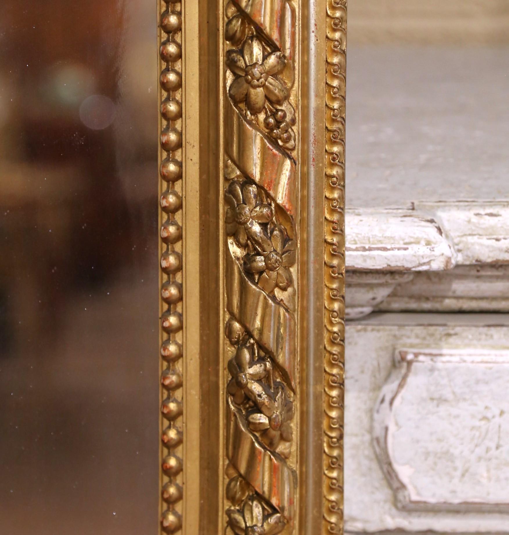 XIXe siècle A.I.C.C. Miroir en bois doré de style Louis XVI avec écusson et guirlande florale. en vente